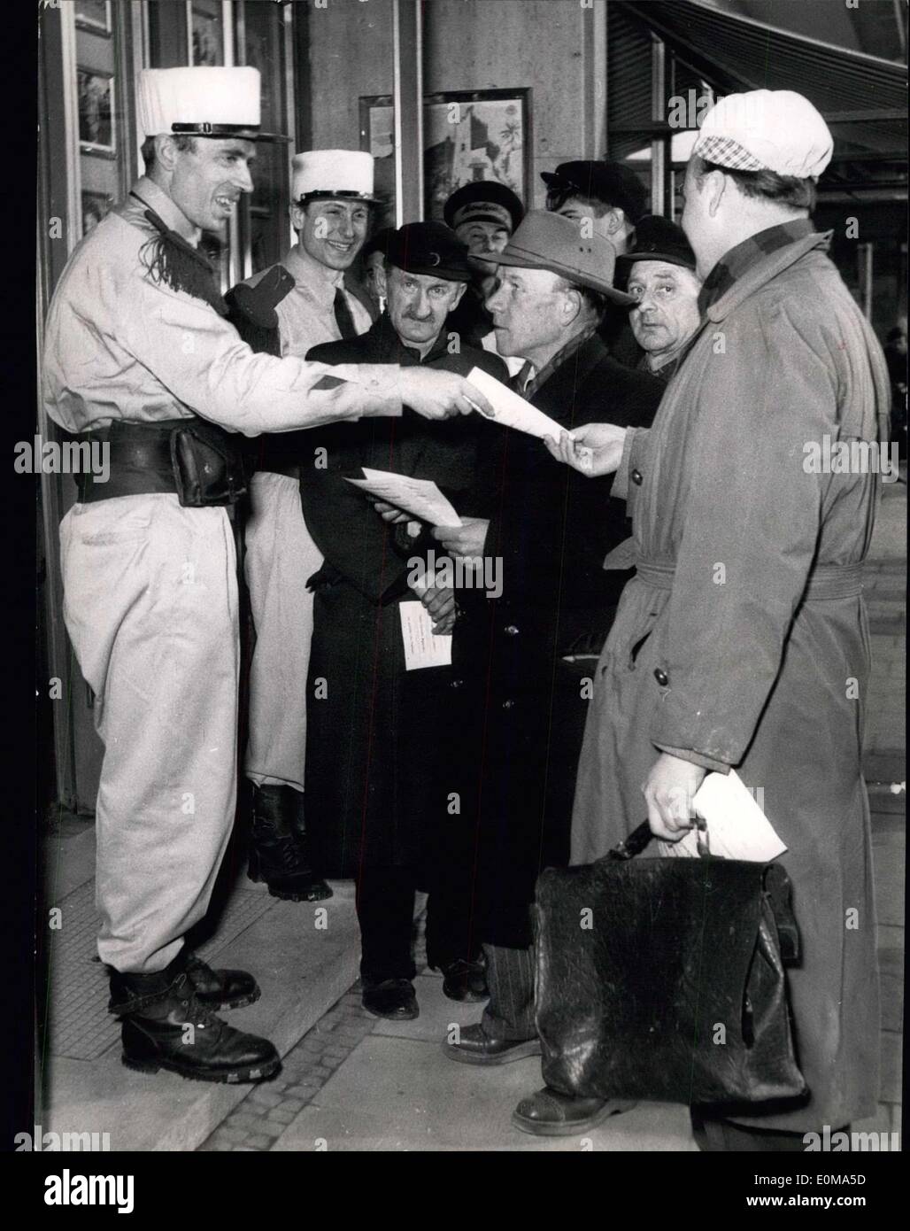 Mar 16, 1954 - per giorno vi è stata una sensazione di Monaco di Baviera: due legionari con kaki-uniformi, bianco cappelli rossi e spalline Foto Stock