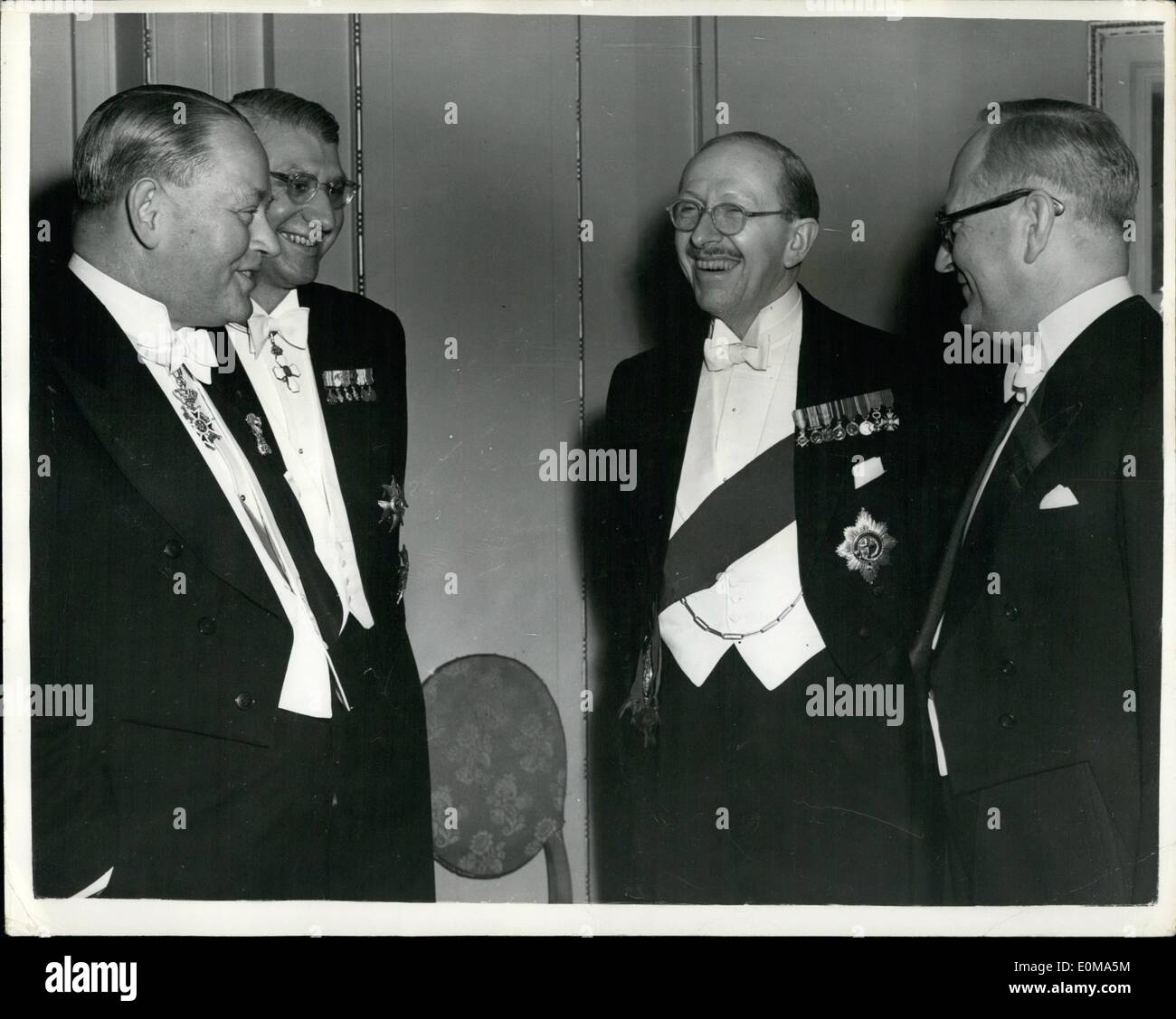 Mar 17, 1954 - 17-3-54 Cavalieri della Tavola Rotonda cena a Londra. Gli ospiti presenti. Keystone Foto Mostra: visto durante i cavalieri della Tavola Rotonda la cena al May Fair Hotel di Londra la scorsa notte. Da sinistra a destra: S.E. Mons. Dirk Uipko Stikker l'Ambasciatore dei Paesi Bassi a Londra; S.E. Mons. Agmar Klemens Jonson lingue islandese ambasciatore a Londra; il marchese di Salisbury K.G., P.C., (Agente Knight Presidente); e h. Halvard Lange il norvegese Ministro degli Esteri. Foto Stock