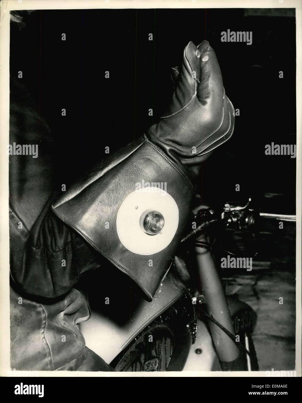 Mar 20, 1954 - Nuova sicurezza stradale guanto. Una sicurezza stradale guanto con una luce nella mano destra sfida è stata progettata in modo tale che i motociclisti segnali a mano può essere visto durante la notte. Una piccola lampadina luci sul contatto tra la punta del pollice e indice. Una piccola batteria della durata di circa 2-3 mesi è nascosto in the gauntlet e può essere sostituito per pochi pence. Il guanto è brevettato da i realizzatori, I & R. Morley, Ltd, di Worcester, e i guanti sono per essere inviato al leader di motoring competenti per le loro osservazioni. Hanno un costo di circa ?3.15.0 una coppia Foto Stock