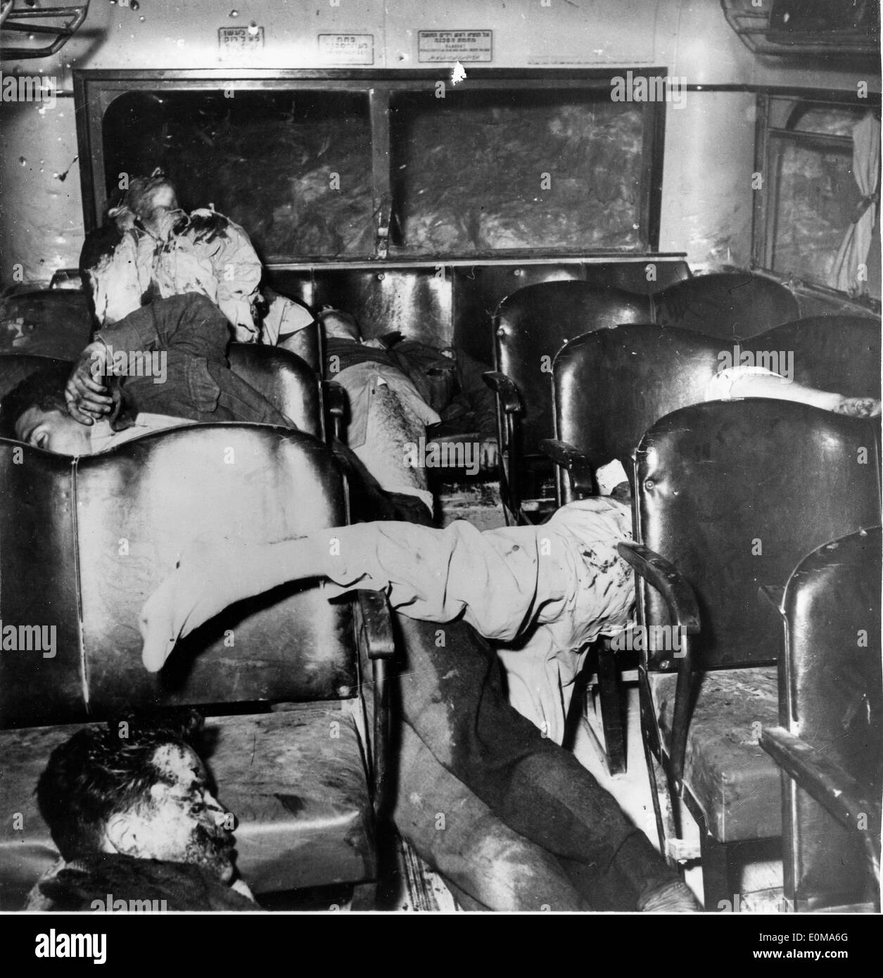 Mar 20, 1954; a Gerusalemme, Israele; undici vittime che giace accanto al bus dopo un attacco da parte organizzata forza araba. Musulmano Foto Stock