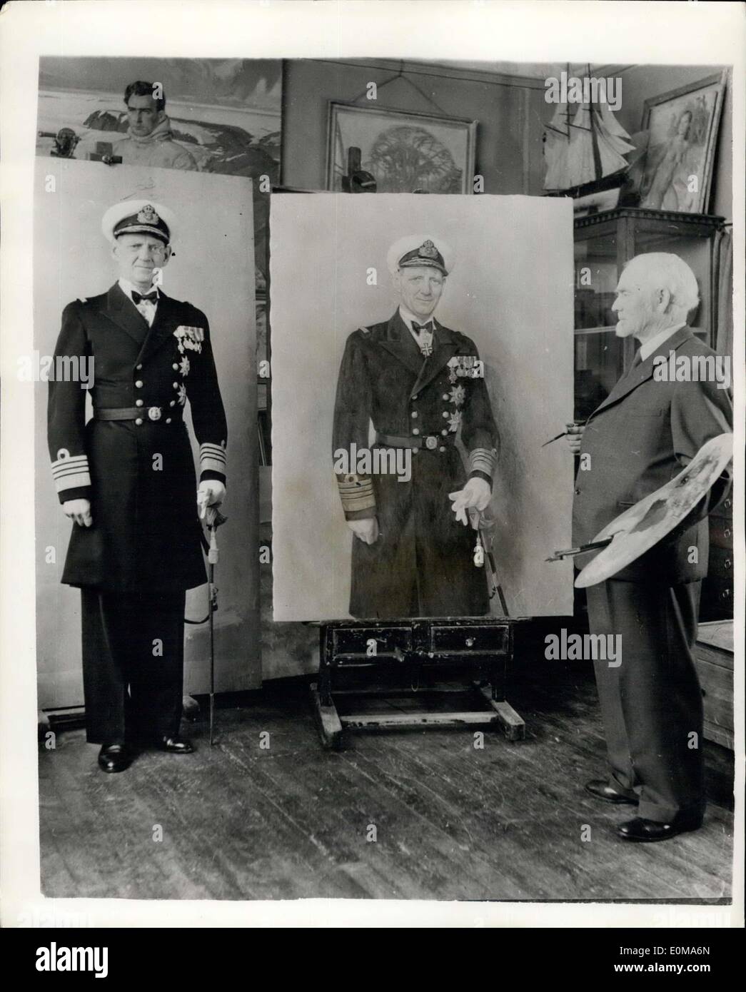 Mar 22, 1954 - Re Frederik ammira il suo nuovo ritratto. La dimensione della vita di studio per il ricostruito ''Kronprins Frederik''. Inclusi nel Foto Stock