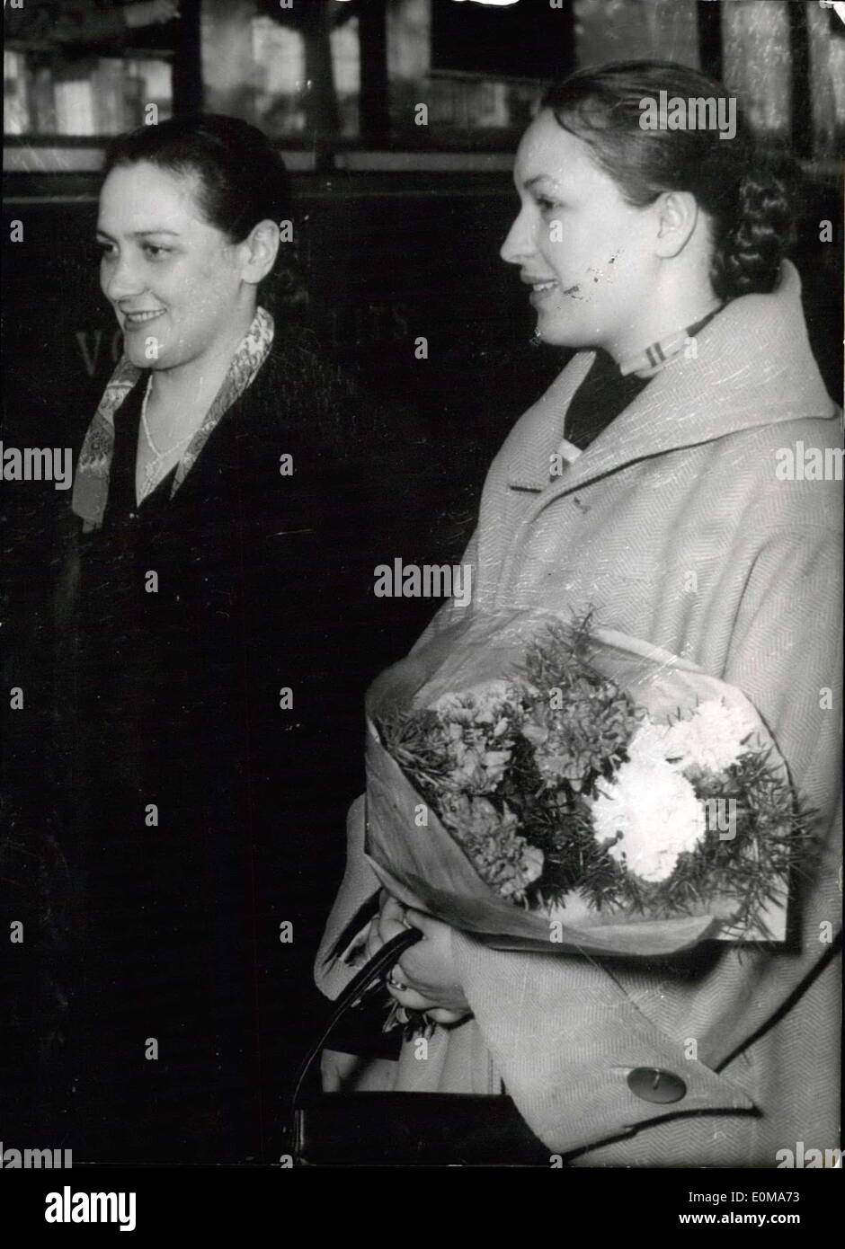 Mar 25, 1954 - Russo schermo stelle a Cannes Festival Cine: E. Lutchko (sinistra) e L. Orlova arrying fiori), due in Russia Foto Stock
