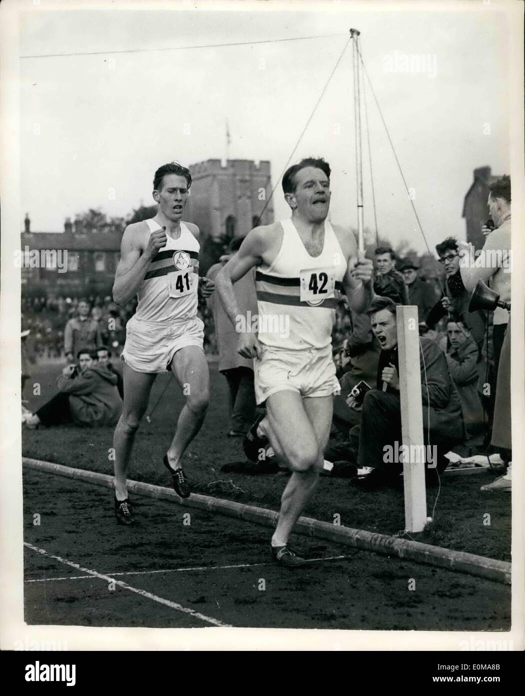 05 maggio 1954 - Roger Bannister lo fa. Corre miglio in meno di quattro minuti: la Gran Bretagna è Roger Bajminister ha fatto. La notte scorsa ha Foto Stock