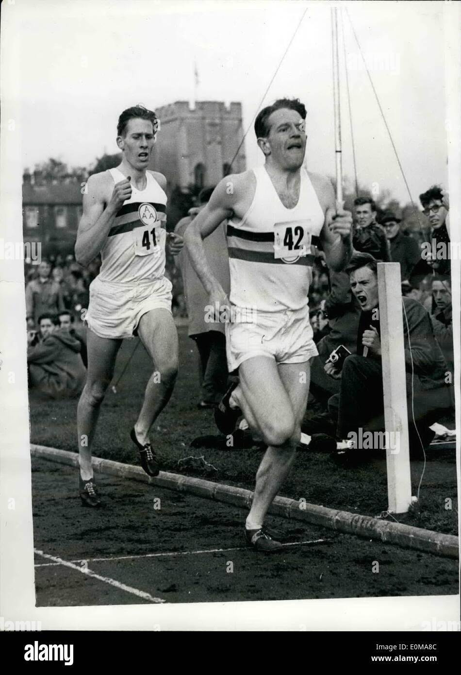 05 maggio 1954 - Roger Bannister lo fa. Corre miglio in meno di quattro minuti: la Gran Bretagna è Roger Bajminister ha fatto. La notte scorsa ha Foto Stock