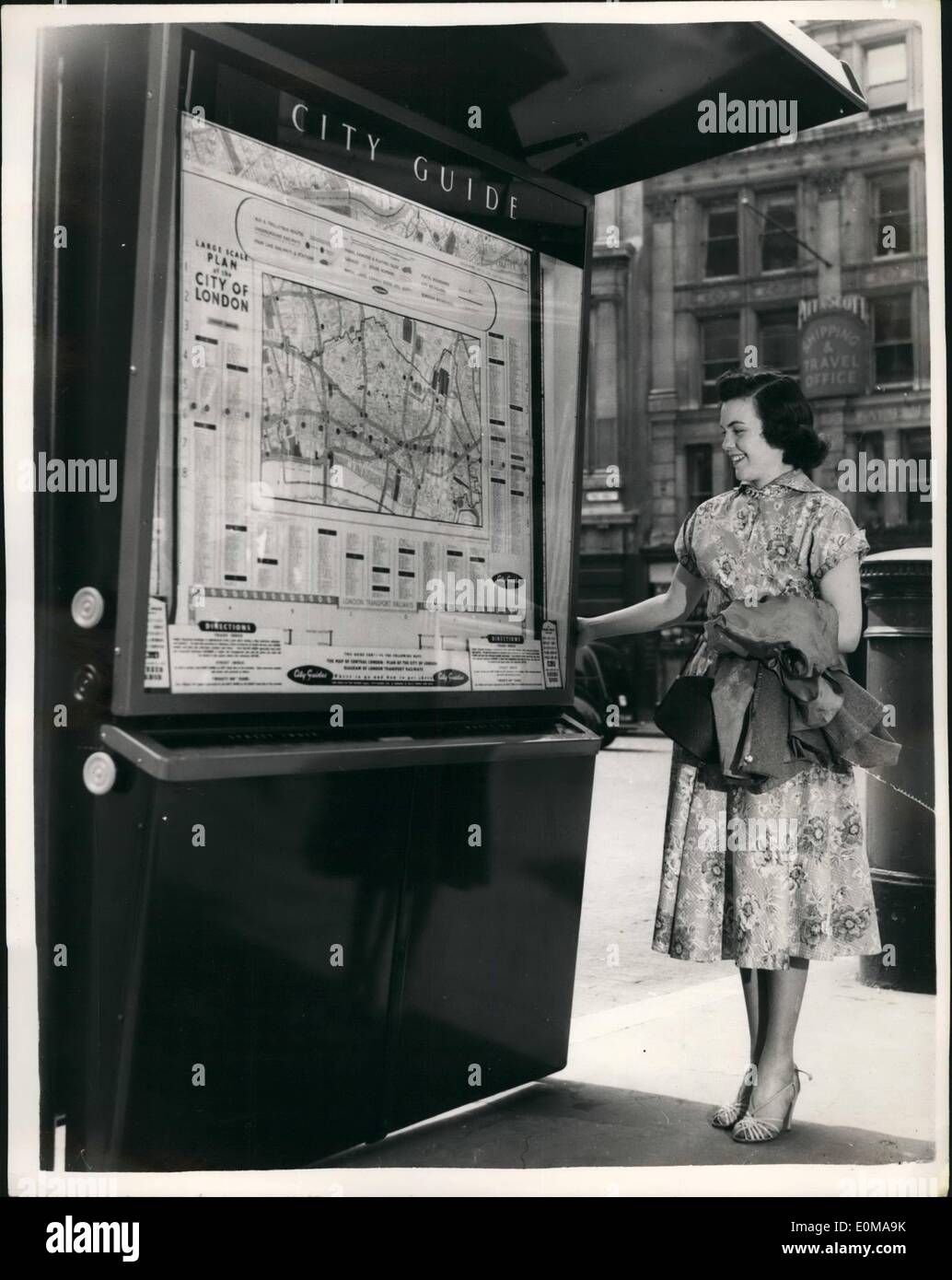 Maggio 05, 1954 - Nuovo Seven-Foot High Street Guida di Londra ha svelato: Assessore G.E. Earlebach, Presidente delle strade della città Comitato - questa mattina eseguito la cerimonia di inaugurazione della prima di cinquanta - sette piedi alto ''Le guide di Londra'' - sul marciapiede di fronte Cattedrale di San Paolo. Tavole di guida sono posizionati in corrispondenza di punti di tutta Londra - e alla svolta di un manico cross mappe di riferimento srotolare dietro vetro infrangibile. A lato delle mappe sono elenchi di 3.000 negozi, business case ecc e un elenco di 4.500 strade. La guida è il lavoro del norvegese Lars Ringdal di Oslo Foto Stock