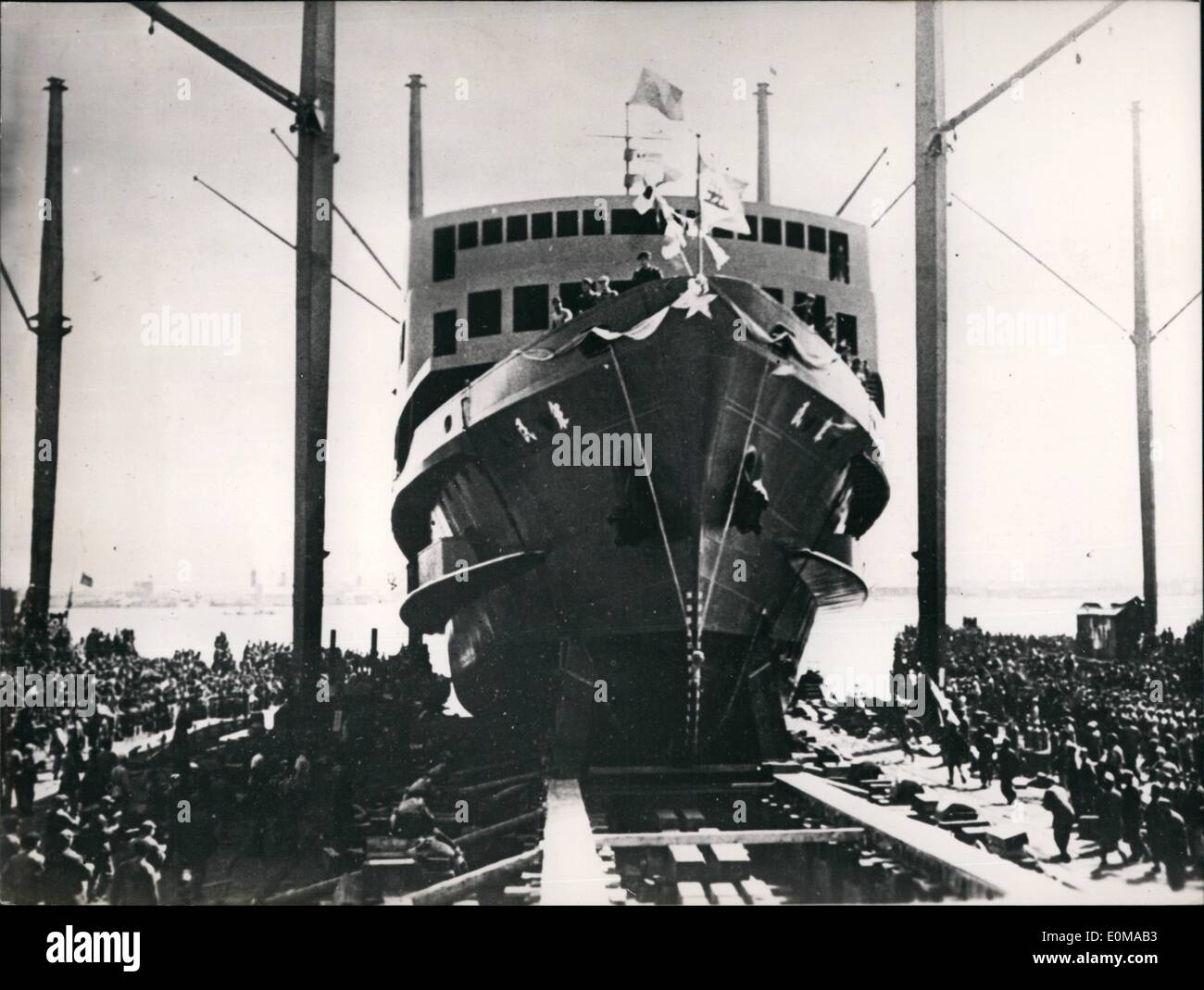 05 maggio 1954 - Il varo della prima nave cinese: la prima nave della Repubblica popolare cinese è stato il lancio dal Kiangnan-wharf in Shanhai. È il 1500 BTR nave con il nome di ''Mintshung''. Ci sono una sala da pranzo, un barbiere e una biblioteca, docce e una stazione medica sulla '' Mintshung''. Sarà rigido sul Yangtse - Fiume tra Shanghai e Tschungking. Foto Stock