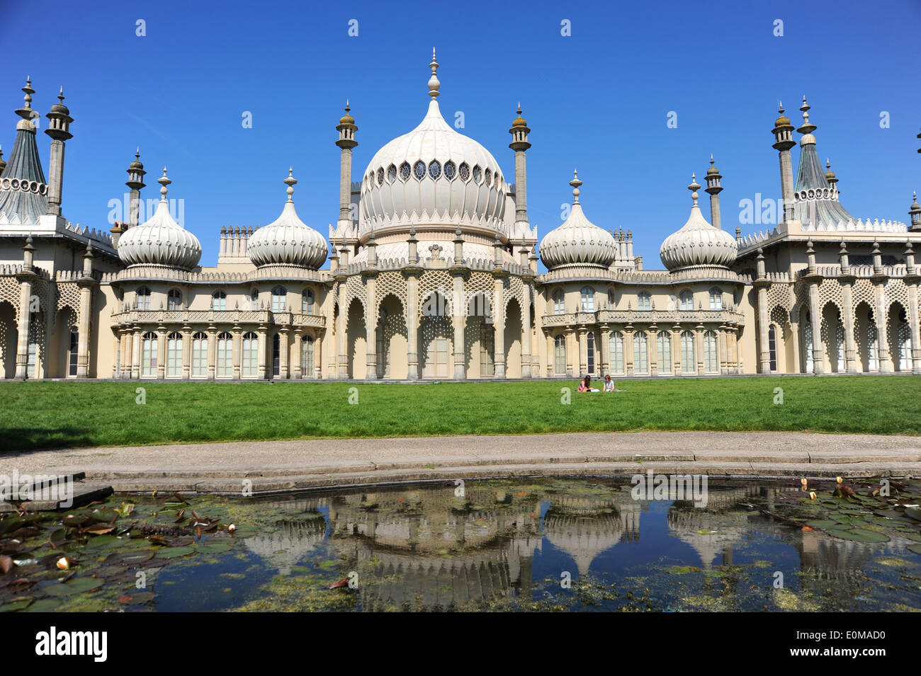 Brighton SUSSEX REGNO UNITO 16 Maggio 2014 - Il Royal Pavilion Brighton si riflette in una giornata di sole come la Gran Bretagna gode di una ondata di caldo che dovrebbe durare per il fine settimana Foto Stock