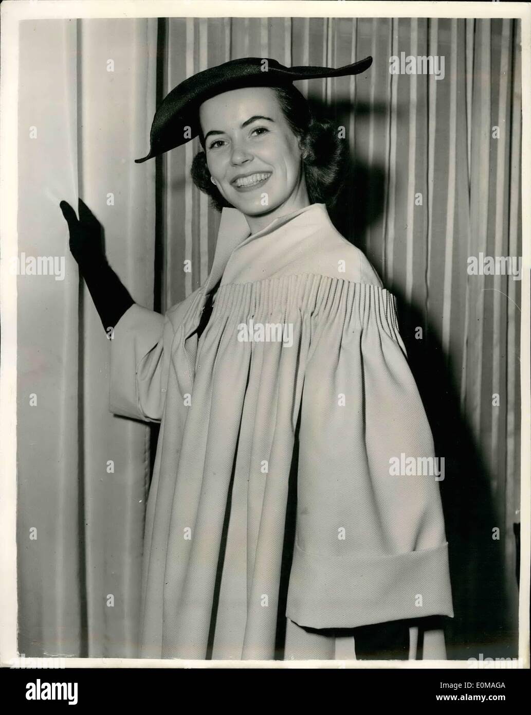 Mar 31, 1954 - 31-3-54 America's cameriera di cotone assiste London salon. Miss Beverly Pack, l'America la cameriera di cotone che è su un tour di questo paese la visualizzazione di usura di cotone visitato il Michael Sherard Salon questo pomeriggio ha ricevuto due abiti e un rivestimento per il tour. Keystone Foto Mostra: Miss Beverly Pack indossa il cappotto che è in Marcella Pique, in una rosa di tome con un nuovo cotoni stampati presso il salone Sherard questo pomeriggio. Anche indossando un cotone nero picque hat. Foto Stock