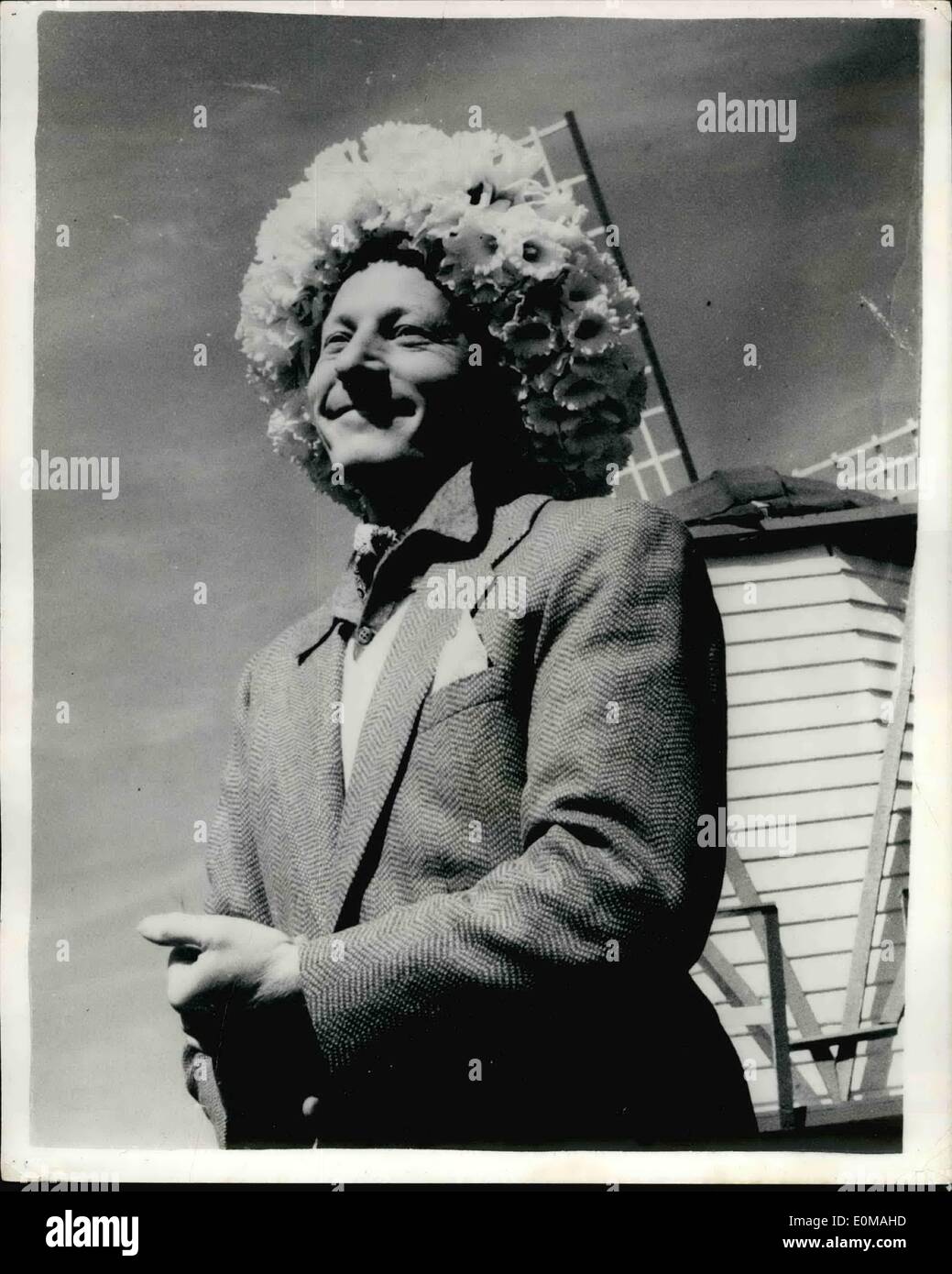 Apr. 04, 1954 - Danny's Floral Hat; durante il suo viaggio in aereo da Londra a Joshannesburg. comico Danny Kaye trascorso quattro ore in Olanda. La maggior parte dei quali ha trascorso visitando la famosa i campi di bulbi, dove egli non poteva resistere cercando su questo floral hat . di narcisi. Foto Stock