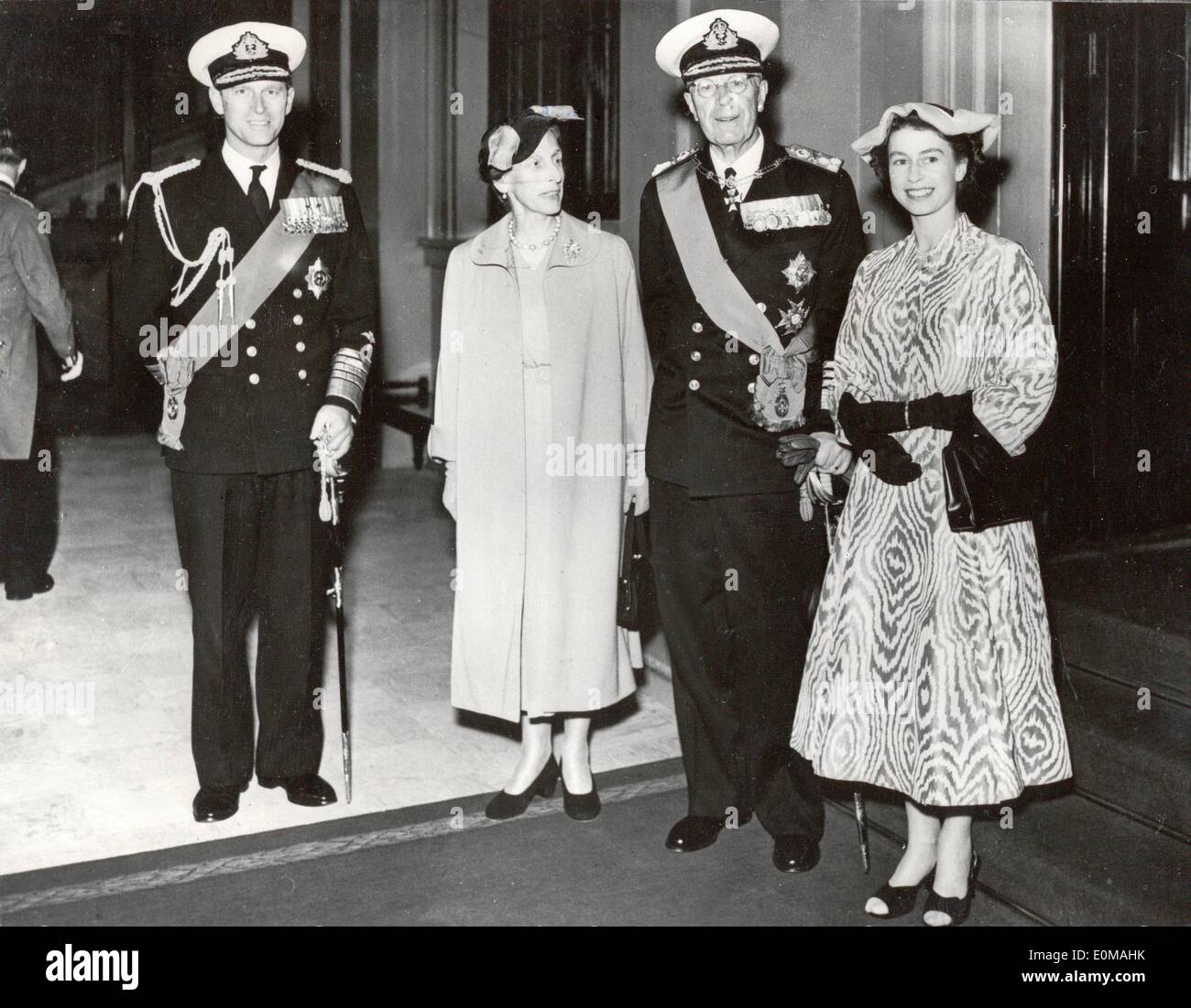 La regina Elisabetta II con il Principe Filippo Re Gustavo VI Adolfo di Svezia e sua moglie la Regina Luisa Foto Stock