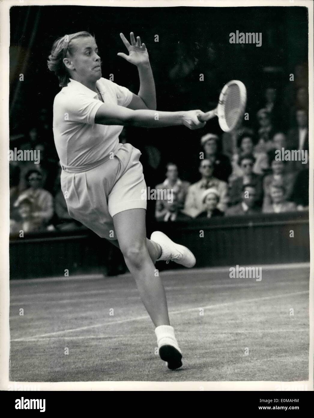 Giugno 29, 1954 - 29-6-54 il Torneo di tennis di Wimbledon. Shirley Fry picchiati. Keystone Foto Mostra: sig.ra C. Pratt in azione durante la sua corrispondenza con la signorina Sherley RFI nel Signore' Singles a Wimbledon questo pomeriggio. La signora Pratt sorprendentemente battere Miss Fry 6-4; 9-11; 6-3. Foto Stock