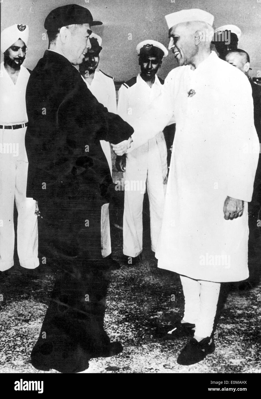 Jawaharlal Nehru saluta Zhou Enlai Foto Stock
