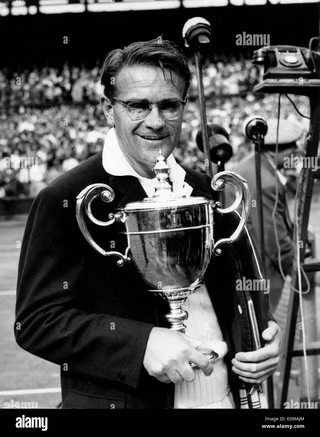 La campionessa di tennis Jaroslav Drobny con la sua coppa di Wimbledon dopo aver vinto l'evento Foto Stock