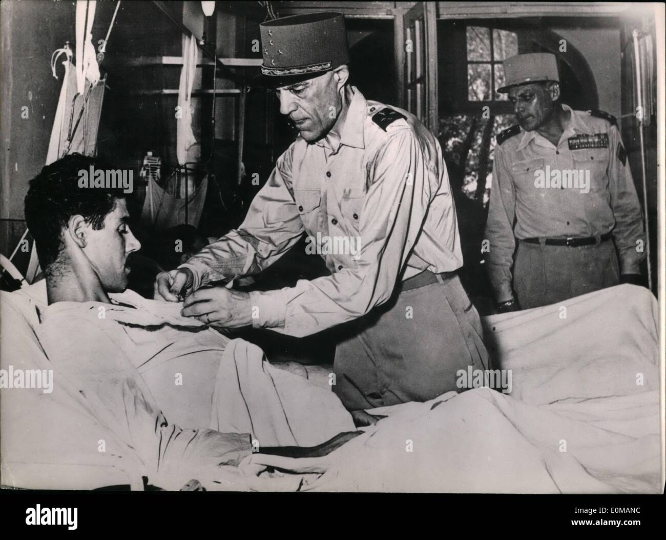05 maggio 1954 - i soldati feriti a Dien Bien Phu battaglia decorato: Generale Ely (che ha volato a indu Cina insieme con i generali salan e pelissier di fare una relazione sulla situazione) decora un soldato francese ferito in Dien Bien Phu battaglia. Foto Stock