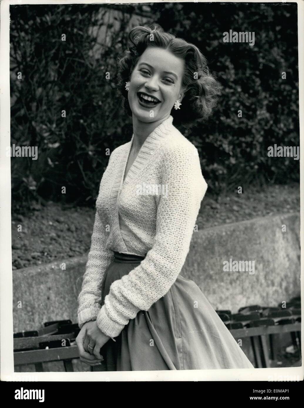 05 maggio 1954 - Vince il titolo di ''Most Kissable Girl''. Keystone Foto Mostra: Maureen Knight visto dopo che aveva vinto il titolo di ''Most Kissable ragazza in Inghilterra'' ad un concorso organizzato a Hastings ieri. A giudicare il concorso è stato Ken Roberts, che ha affermato che Maureen baciato come dodici Marilyn Monroe e Marlene Dietrich laminati in uno. Le sue reazioni per i baci di dodici finalista sono stati mostrati su un ''kissometer' Foto Stock