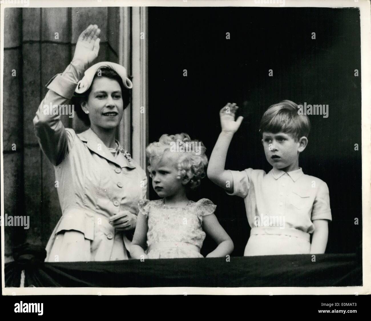 05 maggio 1954 - La Regina è la casa. Appare sul balcone di Buckingham Palace. Mostra fotografica di H.M. La regina, con il principe Carlo e la principessa Anne, riconoscendo l'immensa folla festante, quando è apparso sul balcone di Buckingham Palace - dopo il loro ritorno oggi. Foto Stock