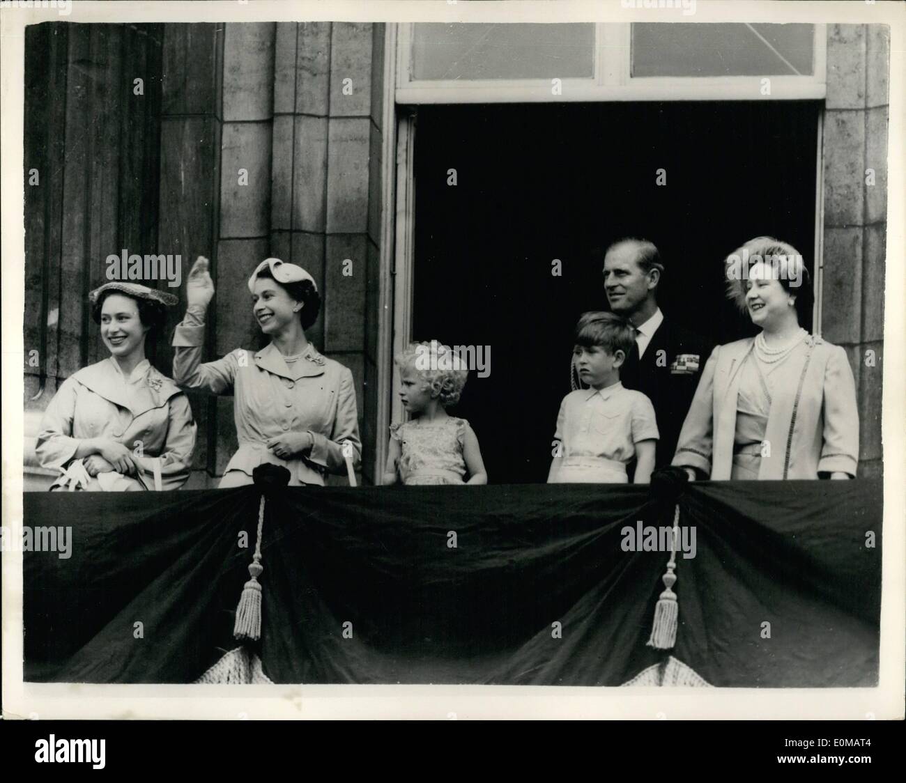 05 maggio 1954 - La Regina è la casa. Mostra fotografica di H.M. La regina delle forme d'onda per la vasta folla fuori Buckingham Palace, quando è comparso sul balcone di questo pomeriggio con il Duca di Edimburgo, il Principe Carlo, Princess Anne, Queen Elizabeth la regina madre e la principessa Margaret. Foto Stock