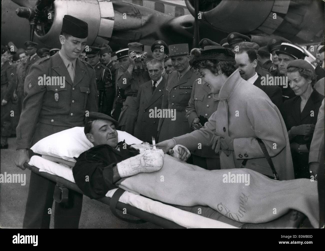 Lug. 07, 1954 - Premier la moglie accoglie Dien Bien Phu feriti: Madame Mendes France in chat con un soldato ferito da un gruppo di soldati feriti in Dien Bien Phu battaglia sbarcati da un U.S.A. Piano dell'esercito a Orly Airfield ieri. Foto Stock