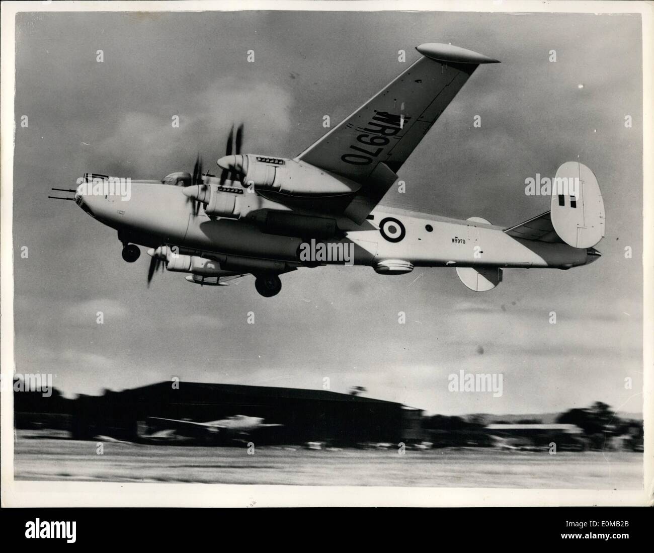 05 maggio 1954 - La Gran Bretagna è più recenti sottomarino Long-Range aerei caccia l'Avro Shackleton - Mark III: La Gran Bretagna più recenti della gamma lunga sommergibile di aerei da caccia - l'Avro Shackleton Mark III - Visto durante un volo di prova. La nuova macchina è già in produzione da A.V. Il Roe di Manchester della R.A.F. Comando costiere e del Sud Africa Forze dell'aria. Il Mark III è uno sviluppo del famoso Shackleton II. La sua grande oceano pattugliano la gamma è esteso dal combustibile aggiuntivo di storage e altre modifiche speciali di insonorizzazione, migliorare la visibilità e il triciclo il sottocarro. Foto Stock