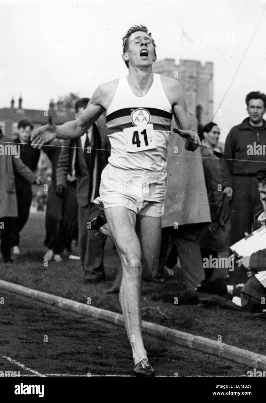 Roger Bannister al traguardo del suo record di gara di rottura Foto Stock
