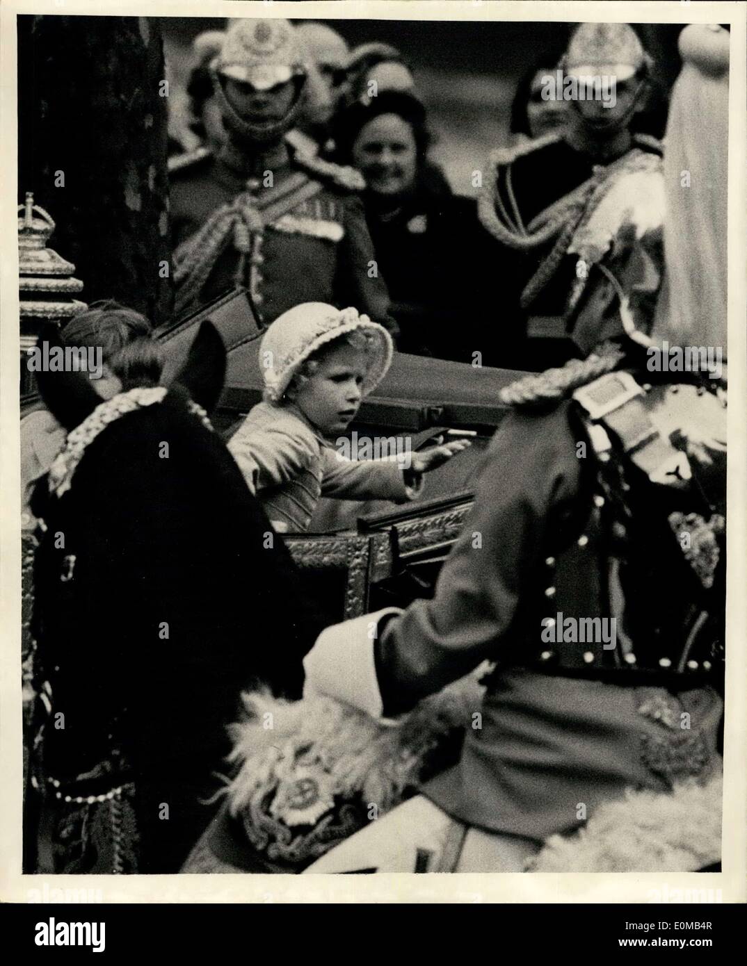 15 maggio 1954 - Oggi la Royal Homecoming: Mostra fotografica di entrare nel carrello per prendere il Royal Party torna al palazzo dal Molo di Westminster, Princess Anne assume un grande interesse per le uniformi della casa tenere truppe di cavalleria. Foto Stock