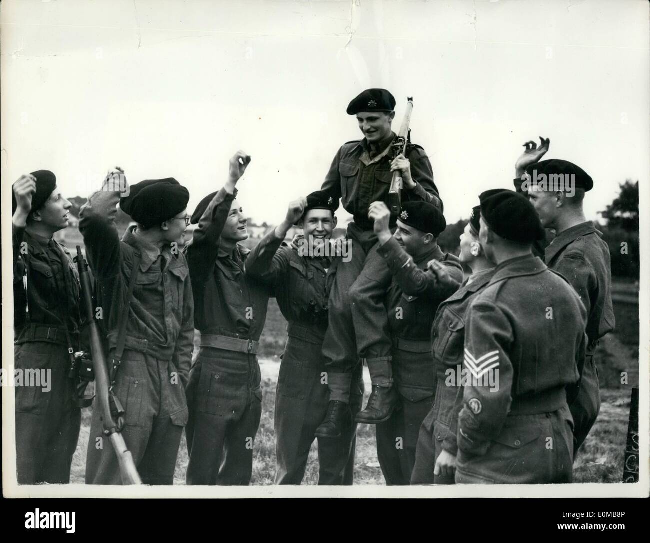 Lug. 07, 1954 - Egli li batte tutti. Punteggio massimo a Bisley. La foto mostra Cadet C.A.G. Amore di Allhallows School, Rousdon, Devon è presieduto da un suo compagno di cadetti dopo che egli aveva realizzato un punteggio massimo di 70 per la sua scuola a Bisley...nove cento scuola pubblica di cadetti hanno gareggiato per Ashburton Challenge Shield ed è stato vinto da Allhallows. Foto Stock