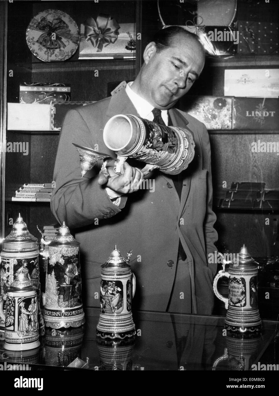 Regista Roberto Rossellini ammirando pentole in Germania Foto Stock