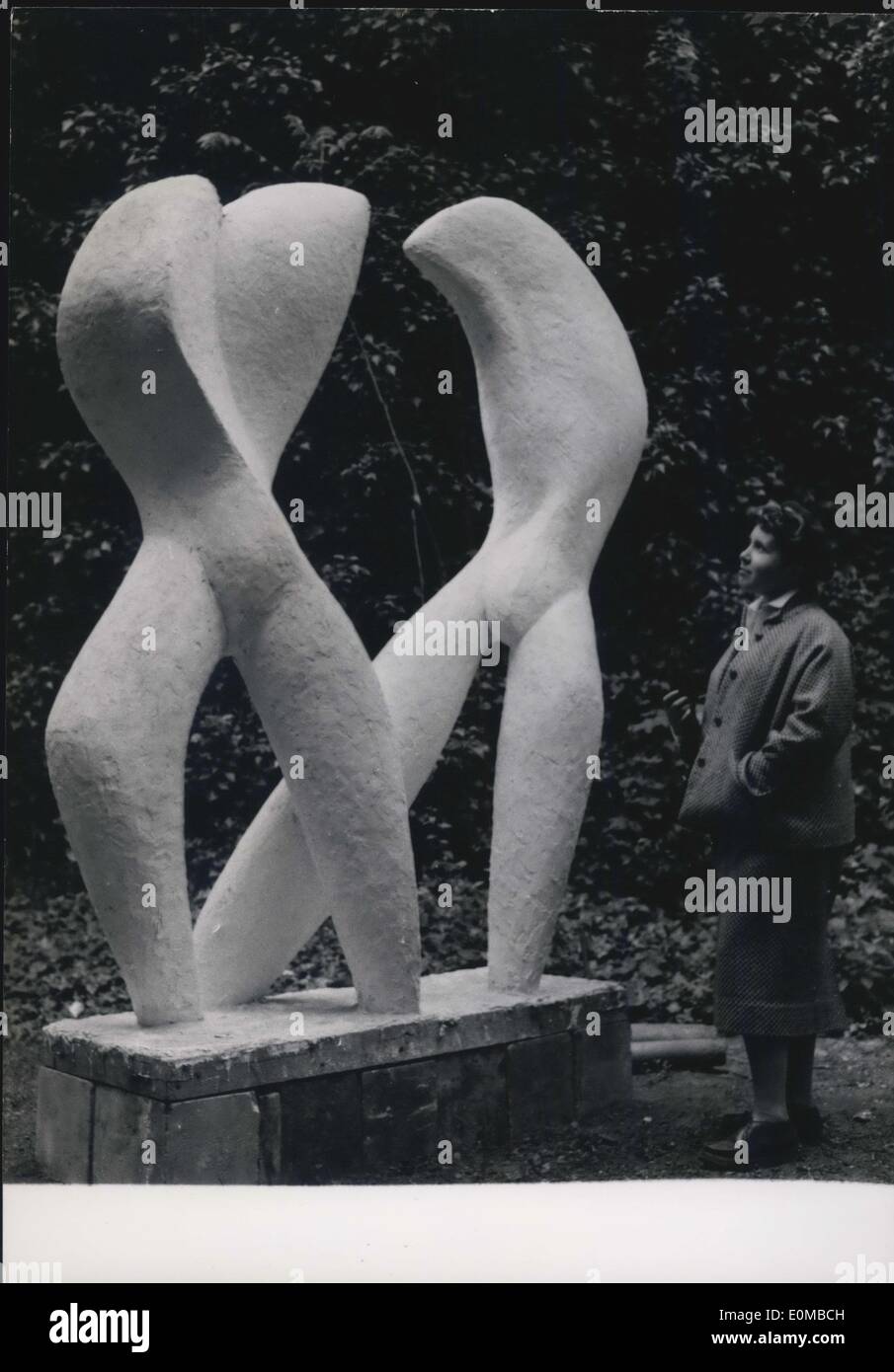 Giugno 04, 1954 - Giovani scultori presentano: ''Figura'' da Jean Matisse, una delle sculture in mostra presso il Museo Rodin Parigi, dove la mostra dei giovani scultori si svolge ora. Foto Stock