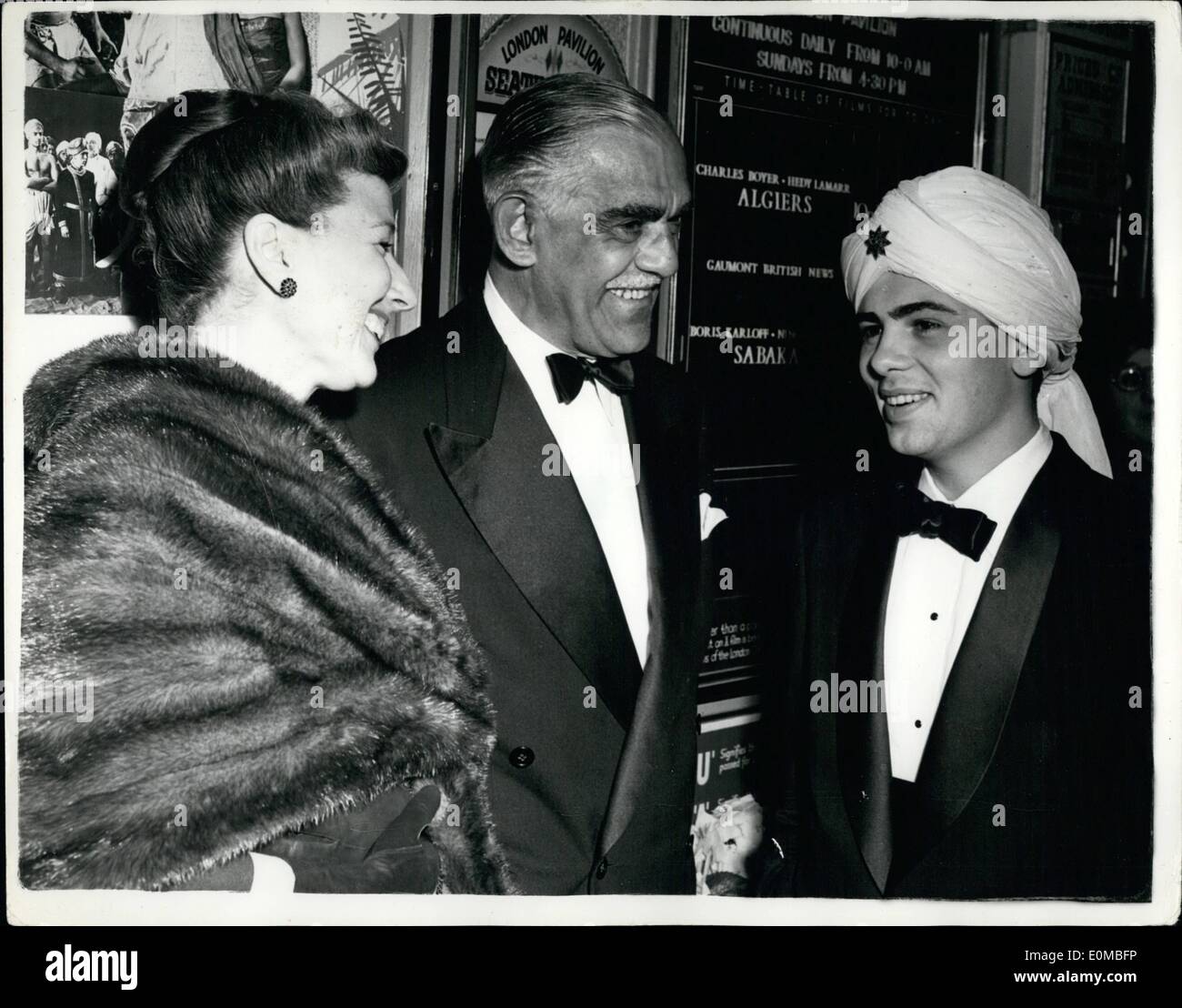 Lug. 17, 1954 - 17.7.54 Premier di Sabaka presso il London Pavilion. Keystone Foto Mostra: Boris Karloff con sua moglie e Nino Marcel, che appare con lui nel film di arrivare presso il teatro la scorsa notte. Foto Stock
