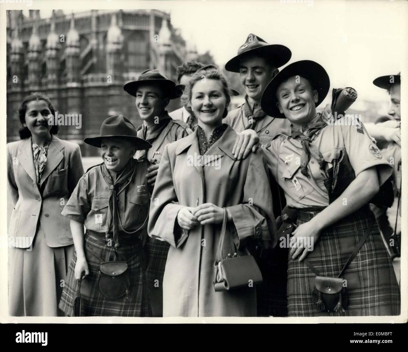 Lug. 17, 1954 - Russo agli studenti di visitare le case del parlamento.ventisei russi , molti di questi studenti, che arrivarono a Londra la scorsa notte , oggi ha visitato la sede del Parlamento. Mostra fotografica di Bella Kalayda , uno dei quattro studenti ragazza , rende amici con qualche Ragazzo scozzese Scoutsoutside le Case del Parlamento questa mattina. Foto Stock