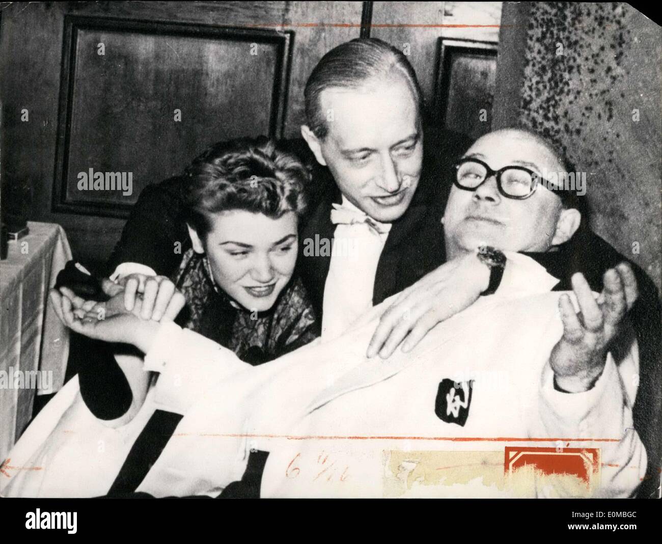 Lug. 22, 1954 - Dott.ssa Wohlgemuth(centro) cancro è un ricercatore che è andato al settore est con il suo amico Dr Otto Giovanni, lasciando una nota dietro che egli non sarebbe venuta all'indietro. Egli era stato portato per domanda per quanto riguarda la scomparsa del presidente della agenzia federale per i servizi di intelligence. Qui egli è raffigurato in un bar di Berlino con la moglie e il famoso musicista jazz Kurt Widmann. Foto Stock