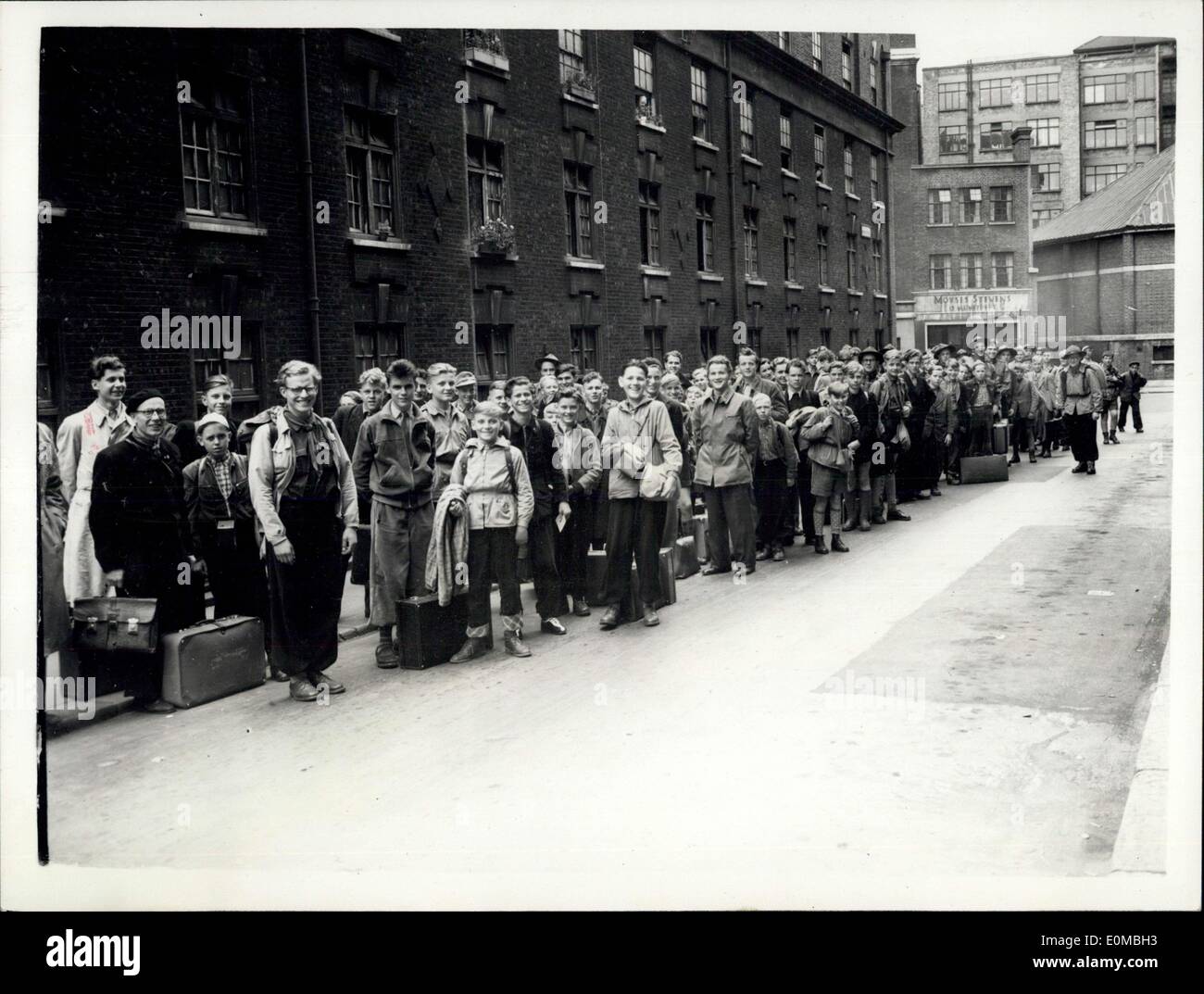 Agosto 01, 1954 - Tedesco orientale rifugiati arrivano come ospiti di lingua inglese Scout: centoventi Germania Est ragazzi dai campi dei rifugiati in Germania ovest, arrivati a Londra oggi per trascorrere tre settimane come ospiti di scout in Londra e le contee di casa. Essi trascorrere parte del loro soggiorno nelle case dei loro ospiti Scout e la parte di esso in un campo con i loro padroni di truppe in varie parti del paese Foto Stock