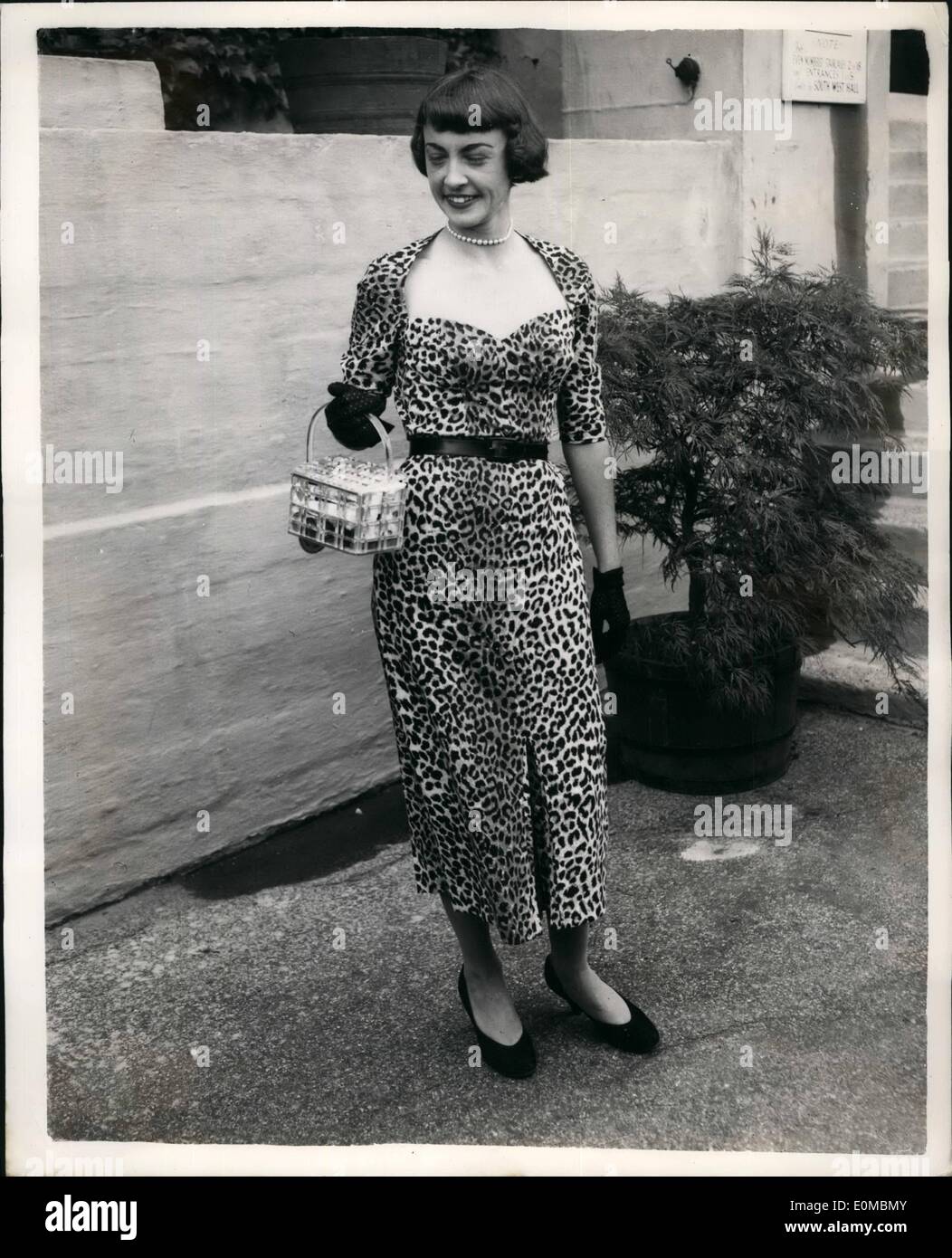 Giugno 06, 1954 - Wimbledon - Primo giorno.. Simile a pelle di leopardo. Keystone Foto Mostra: Gloria Butler indossa una vetrata elegante abito di cotone che sembra piuttosto simile a pelle di leopardo - quando ha frequentato il primo giorno dei campionati di Wimbledon. Foto Stock