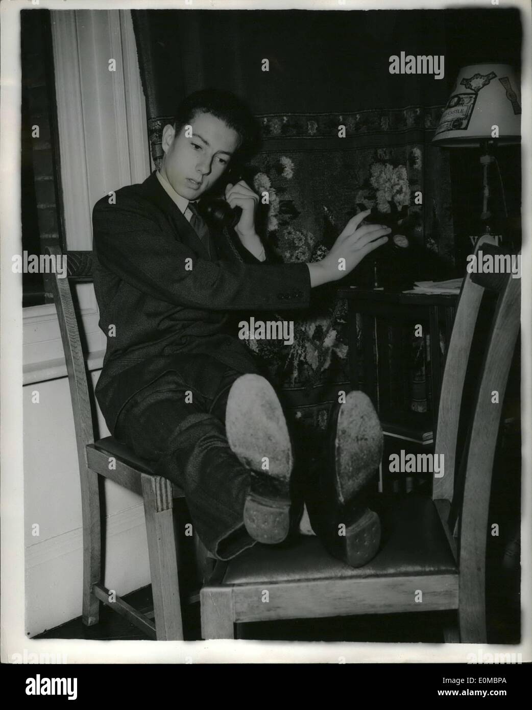 Giugno 06, 1954 - ''Il Wonder Boy'' Jockey è sospesa ...afferma che il divieto di costo lui ,000: Lester Piggott il 18 anni ''Wonder'' il suo jockey ieri sospende dall'equitazione a tempo indeterminato - e la sua licenza è stata ritirare - in seguito ad un incidente in una gara a Ascot giovedì. Egli avrà anche a correre per un altro trainer - sarà permesso di guidare per suo padre . Si è stimato che il Ben avrà un costo di lui .000 - ha perso i guadagni per il resto della stagione.Mostra fotografica di Lester Piggott risposte ''cattivo - fortuna'' messaggi telefonici a casa sua ultima sera. Foto Stock