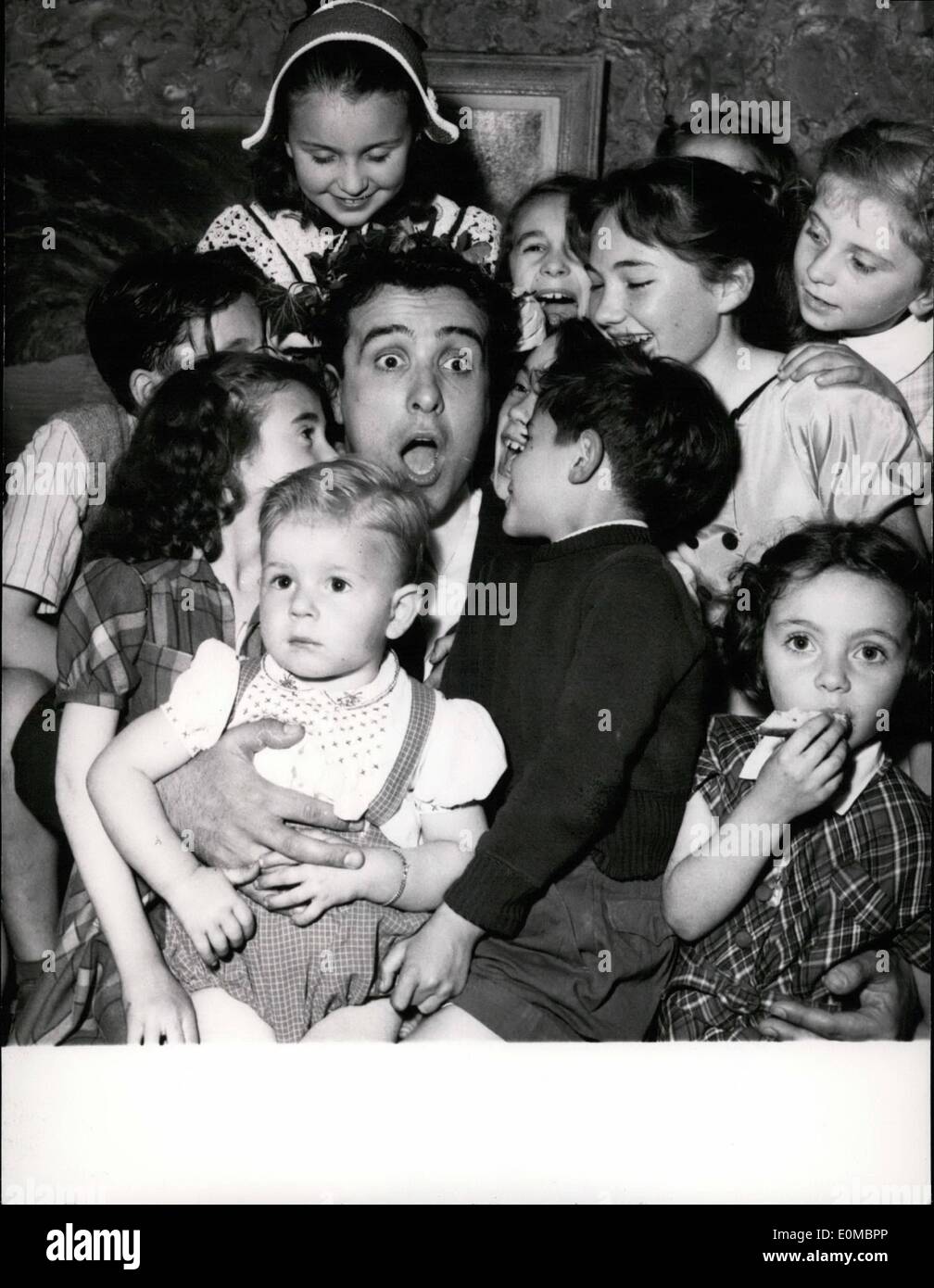 Giugno 06, 1954 - Crooner gioca " " zucchero Daddy'' con bambini: Jean Bertonniere, il popolare Crooner di Parigi, circondato da bambini dopo essere stato eletto ''Parigi nacest del Daddy''. Lui è di 8 anno di età Joelie, sua figlia. Foto Stock