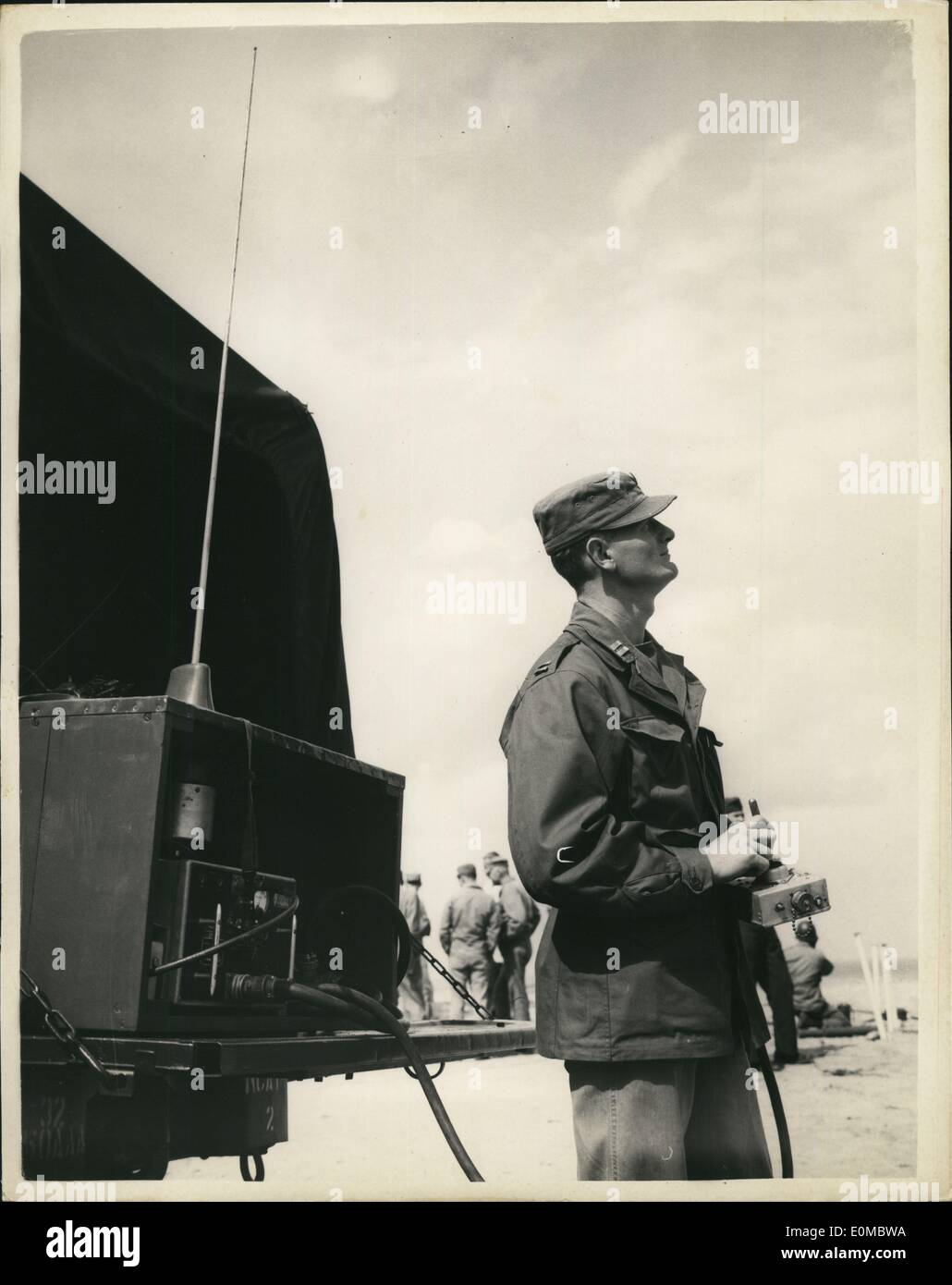 Agosto 08, 1954 - Dimostrazione della US Army è di nuovo 75 mm spazzacielo anti-aerei pistola: l'esercito degli Stati Uniti è di nuovo 75mm spazzacielo, un grosso calibro automatico anti-aerei arma di artiglieria, è stato sparato a radio controllato e trainato targest prima di alta classifica esercito britannico funzionari e membri os la pressa, a Weybourne, Norfolk, oggi. La nuova pistola che può individuare e tenere traccia degli aerei in avvicinamento come lontano come 15 miglia, è in grado di sparare su e sconfiggere i bersagli aerei lontani come quattro miglia Foto Stock