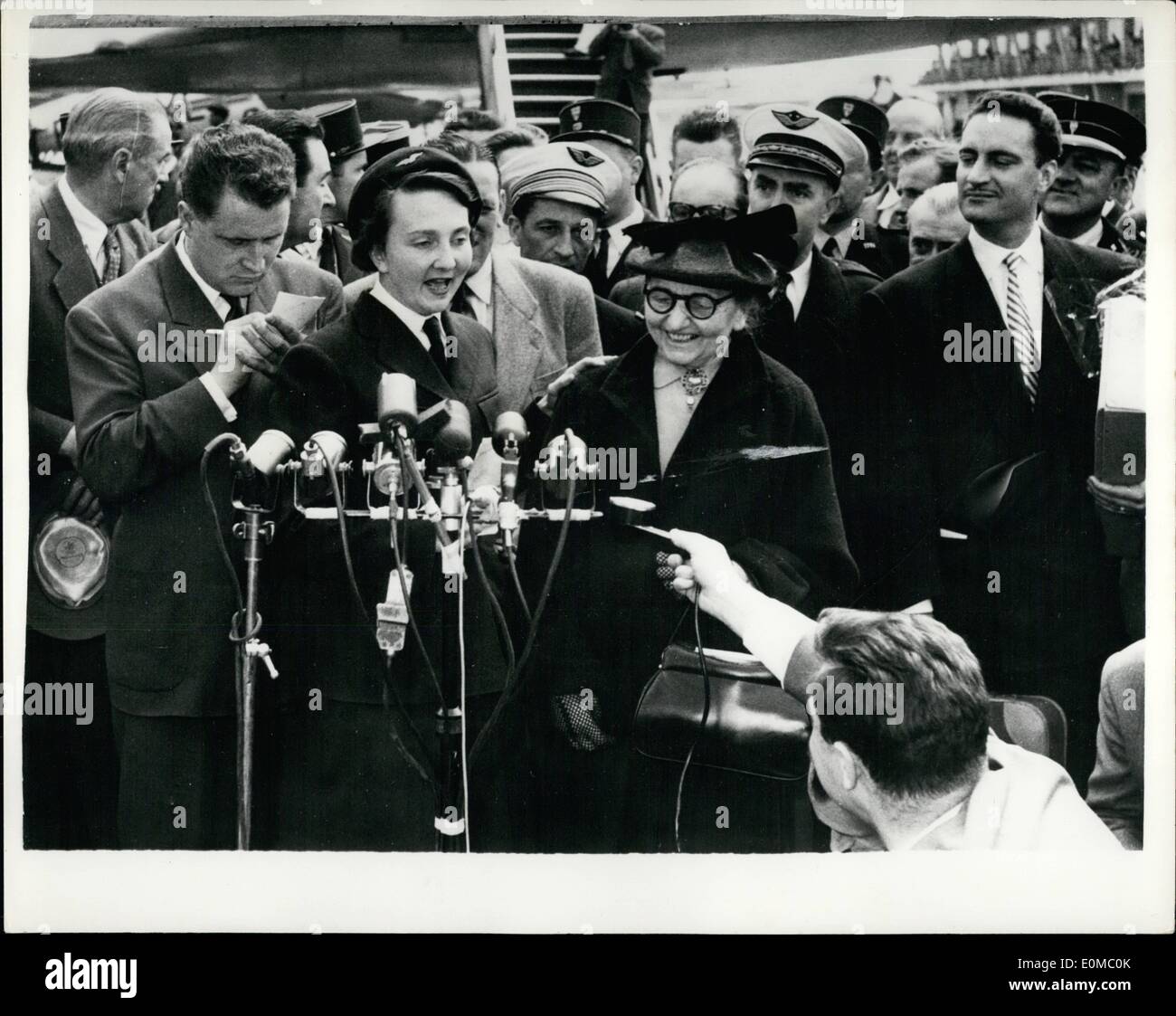 Giugno 06, 1954 - ''Angelo di Dien Bien Phu'' arriva a Parigi.: Mlle Genevieve De Galard-Terraube, l'eroina della battaglia di Dien Bien Phu - Arrivato a Parigi oggi. Mostra fotografica di mlle Genevieve De Galard-Terraube, parla nel microfono con l'arrivo a Orly Airfield oggi. Accanto a lei è la madre. Foto Stock