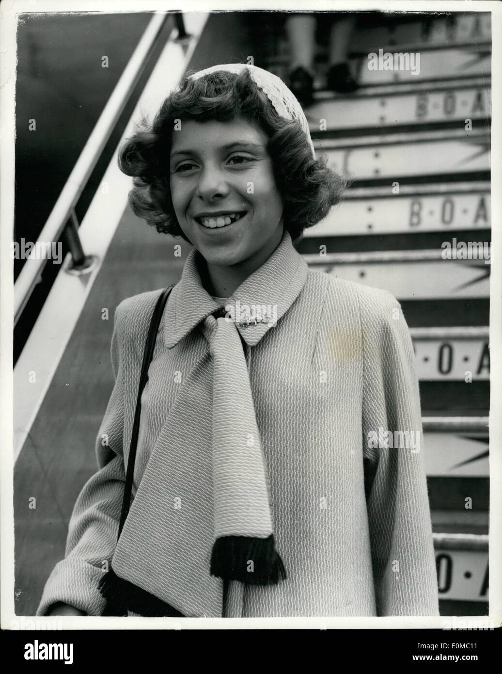 06 giugno 1954 - lei è soltanto undici ma paga il suo proprio fare e Flies dal Canada: Un aereo di linea ha portato 11-year-old Valerie Sampson da Toronto a Londra ieri. Ma è stata la determinazione, la fiducia, l'indipendenza e il senso svergogoso del business che hanno reso possibile il viaggio. Valerie si recò in Canada quattro anni fa dalla sua casa a Bournemouth, con sua madre, padre e fratello minore. Il suo prezzo era di 99, e lei ha guadagnato ogni centesimo di esso lei stessa, baby sitter e lavorando un giro del giornale, più abbastanza soldi della tasca per il suo tre-mese. Qui era determinazione Foto Stock