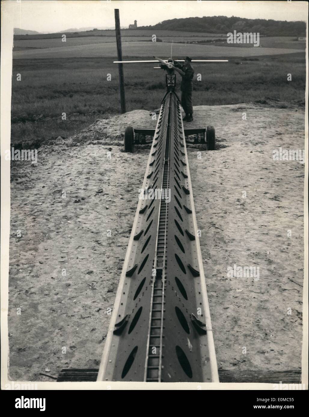 Agosto 08, 1954 - Dimostrazione dell'U.S. Esercito è di nuovo 75 MM. Spazzacielo pistola di difesa contraerea: Scoglieti Membri dell esercito nuovo 75 mm Skyweeper, un grosso calibro automatico artiglieria antiaerea arma, è stato sparato a radio controllato e obiettivi di traino prima di alta renking esercito britannico funzionari e membri della pressa a Weybourne, Norfolk, oggi. La nuova pistola che può individuare e tenere traccia degli aerei in avvicinamento come lontano come 15 miglia, è in grado di sparare su e sconfiggere i bersagli aerei lontani come quattro miglia Foto Stock