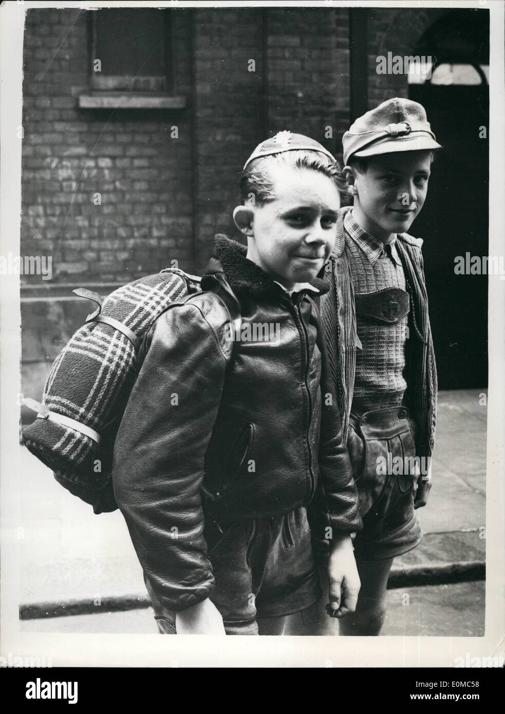 Agosto 08, 1954 - Est rifugiati tedeschi arriva come ospiti di lingua inglese Scout: centoventi tedesco orientale ragazzi dai campi dei rifugiati in Germania Ovest, arrivati a Londra oggi per trascorrere tre settimane come ospiti di scout in Londra e per trascorrere tre settimane come ospiti di scout in Londra e le contee di casa. Essi trascorrere parte del loro soggiorno nelle case dei loro ospiti Scout e parte di essa nei campi con i loro padroni di truppe in vari in varie parti del paese Foto Stock