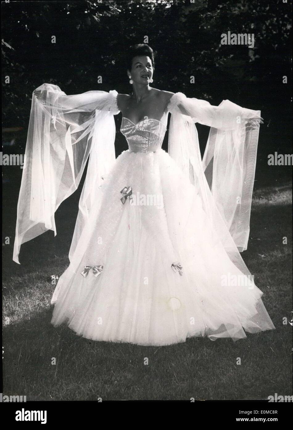 Giugno 09, 1954 - Oestergaard della nuova creazione: "'Dragonfly vestirsi'' Berlino è ben noto designer di moda Heinz Oestergaard ha presentato il suo più recente in autunno e in primavera modello sotto il motto "Junge Lady in neuer Linie'' per la stampa in Berlino. Il suo più notevole creazione è questo tulle abito da sera con ricami e bracci a forma di libellula che il modello swishes circa come ali. Foto Stock