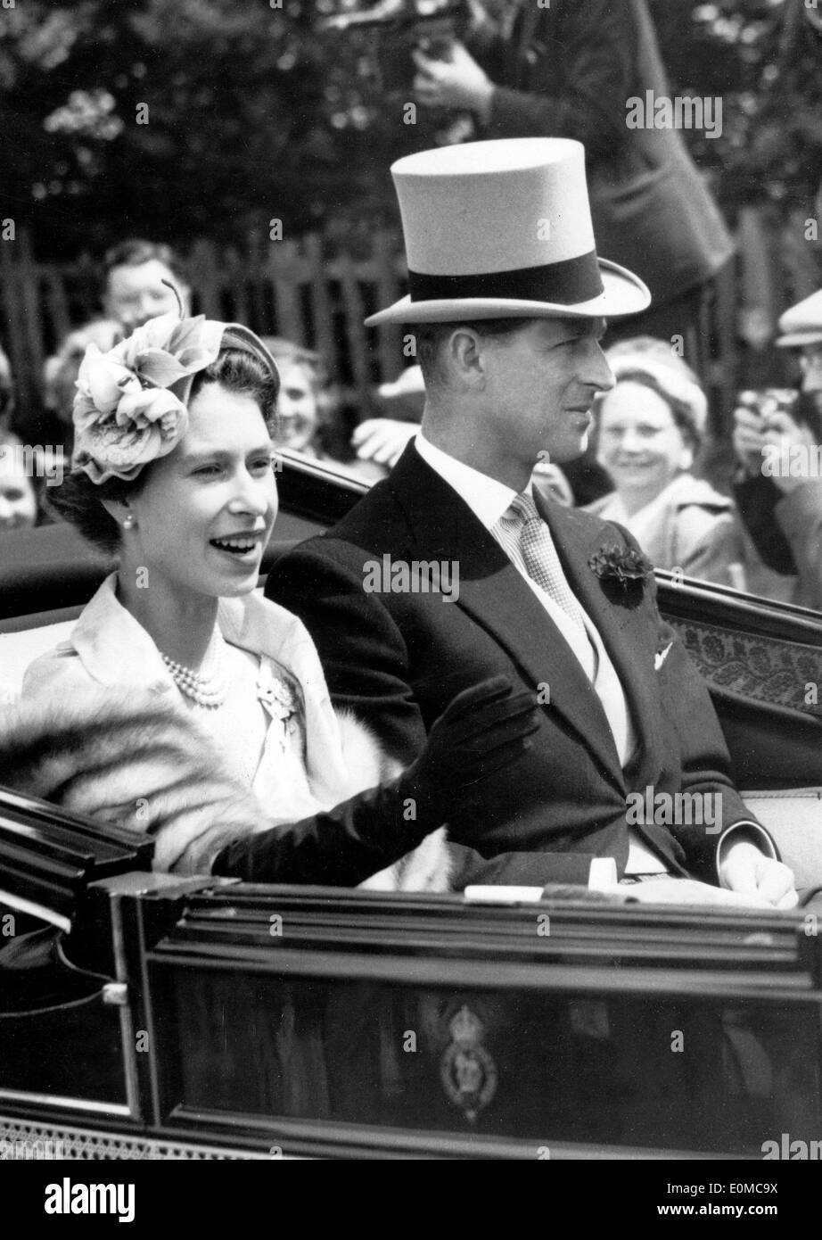La regina Elisabetta II e del Principe Filippo guidando attraverso Ascot Foto Stock