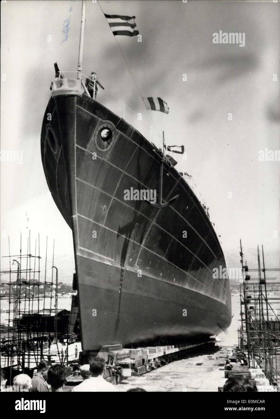 Giugno 21, 1954 - Francese Escort nave ''E 6'' lanciato a La Seyne: Il nuovo 1.290 Ton Escort francese nave ''E 6'' costruita sotto il programma Off-Shore lanciati a La Seyne, vicino a Toulon, ieri ''La nave è di 96 metri e lungo 10 m .20 ampia. Ella porta 6 57 pistole di calibro, 2 malte una granata e dodici tubi espulsori a siluro. La velocità è di 27 nodi per ora. Foto Stock