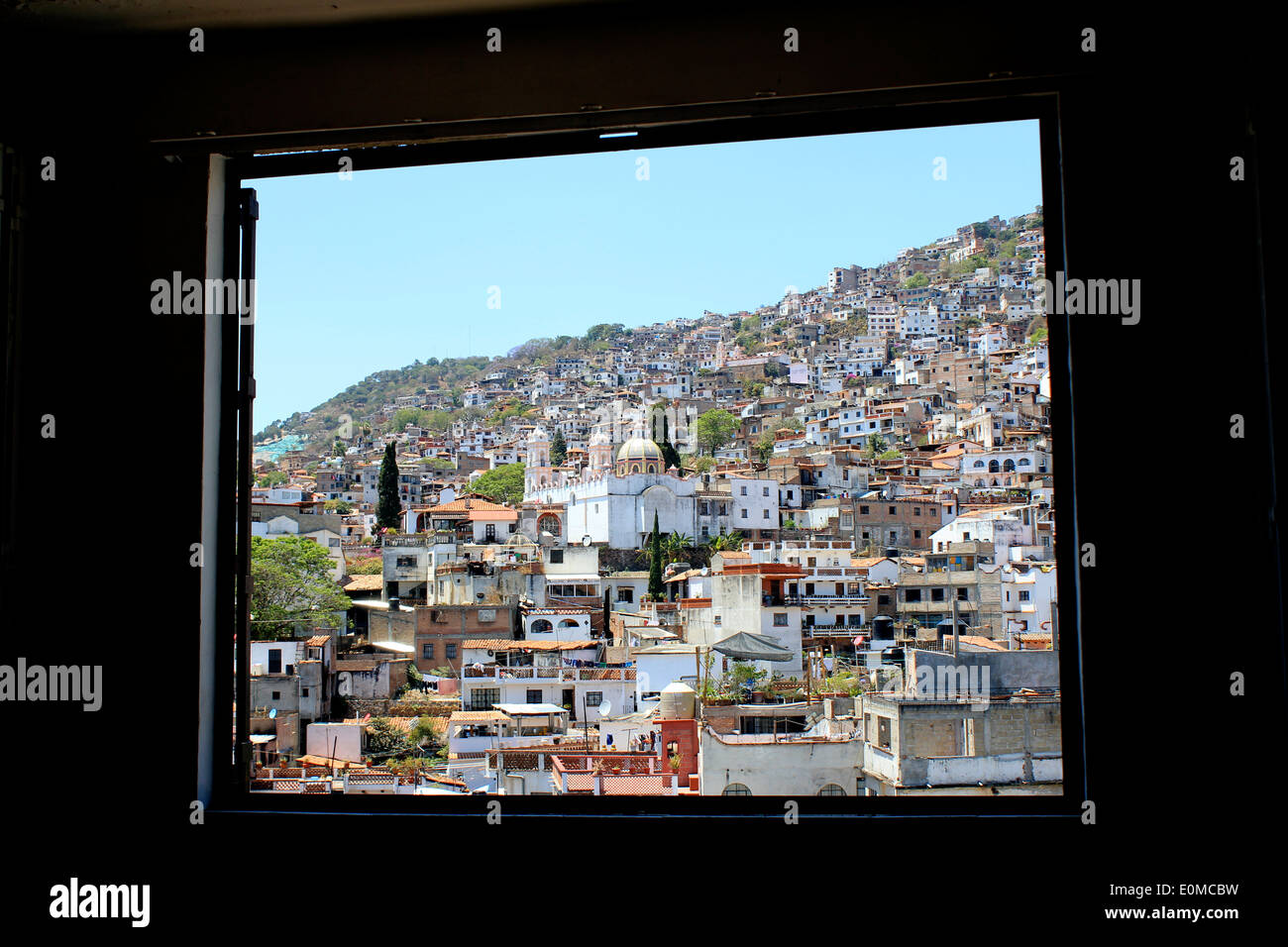 Vista della città di Taxco sul fianco della montagna, guardando attraverso una finestra - Guerrero, Messico Foto Stock