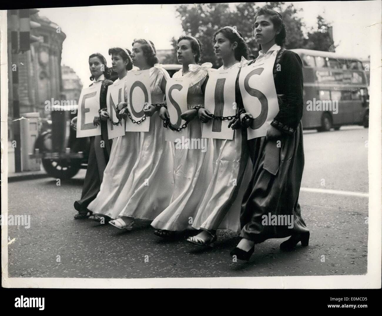 Agosto 08, 1954 - ''Enosis'' dimostrazione nelle strade di Londra. Greci e ciprioti con mani concatenate.. Manifestazioni contro la British atteggiamento riguardo a Cipro l'Unione con la Grecia sono stati tenuti in molte città... Più di150,000 persone raccolte in Piazza della Costituzione - Atene quando l'Arcivescovo Spyridon consegnato un discorso tempestoso - e i dimostranti hanno cercato di tempesta l'Ambasciata Britannica.. Più di 2000 ciprioti e greci hanno marciato attraverso Londra coloniale ufficio dove hanno consegnato in esige che i loro paesi dovrebbe unire Foto Stock