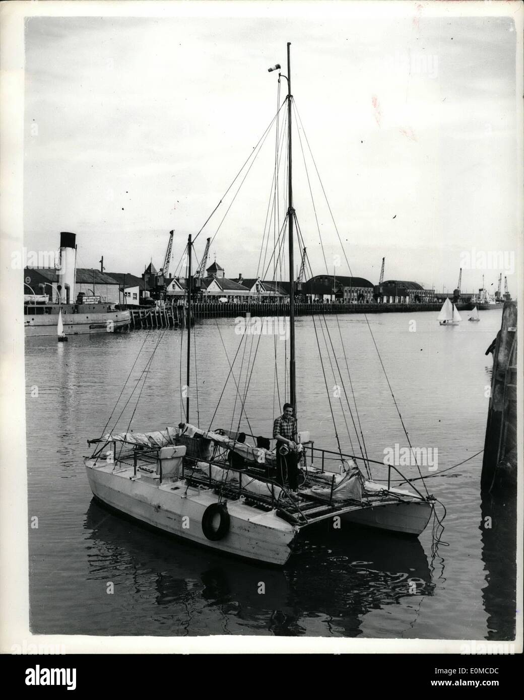 Agosto 09, 1954 - 9-8-54 ha piani a vela in tutto il mondo. 21-enne Wolfgang Von Kraker Schwarzenfeld, navigato in Newhaven durante il fine settimana su una zattera con vele in cui egli piani a vela in tutto il mondo. La zattera è fatto in casa, una piattaforma ancorato a due a forma di cilindro di galleggianti. Sotto i galleggianti sono serbatoi di stoccaggio azienda 110 galloni di acqua fresca. Wolfgang naviga e dorme su un galleggiante. L'altro è la sua cucina e ripostiglio. le vele sono la sua unica stravaganza, ha ottenuto il miglior produttore di veli tedesco ha potuto trovare a renderli. Egli chiama la sua zattera la freccia del mare Foto Stock