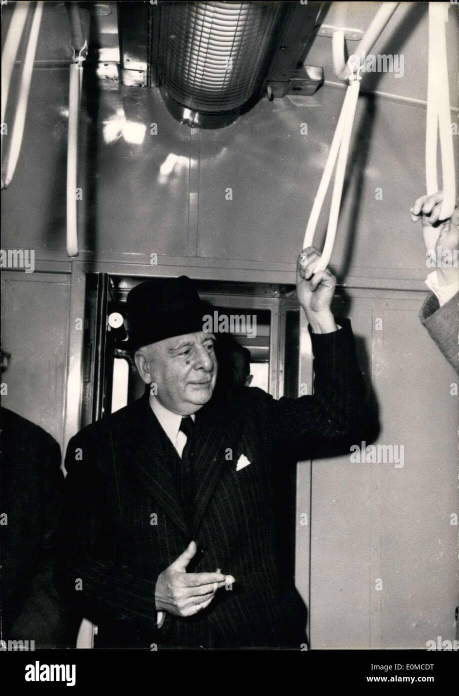 11 agosto 1954 - Il Ministro dei Lavori pubblici, il sig. Chastellain, e altri funzionari del governo, ha partecipato alla inaugurazione di uno dei nuovi treni della metropolitana sulla linea Paris-Melun presso la stazione di Lione a Parigi. Ecco una foto del sig. Chastellain in una delle nuove vetture della metropolitana, tenendo su di un lato rampa. Foto Stock