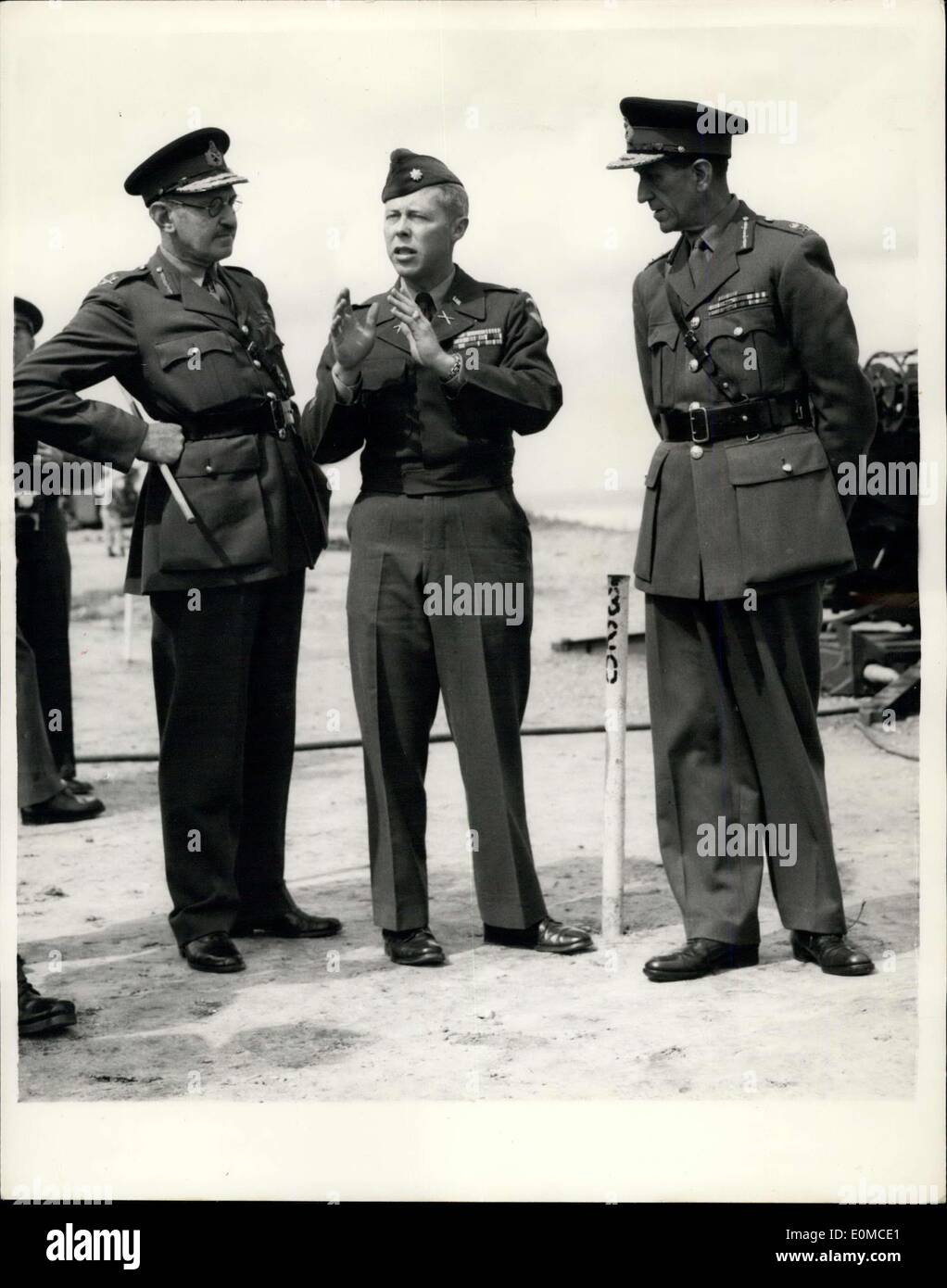 Agosto 13, 1954 - Dimostrazione dell'U.S. Esercito è di nuovo 75 MM Sky sweeper pistola di difesa contraerea. L'esercito degli Stati Uniti è di nuovo 75mm sky Foto Stock