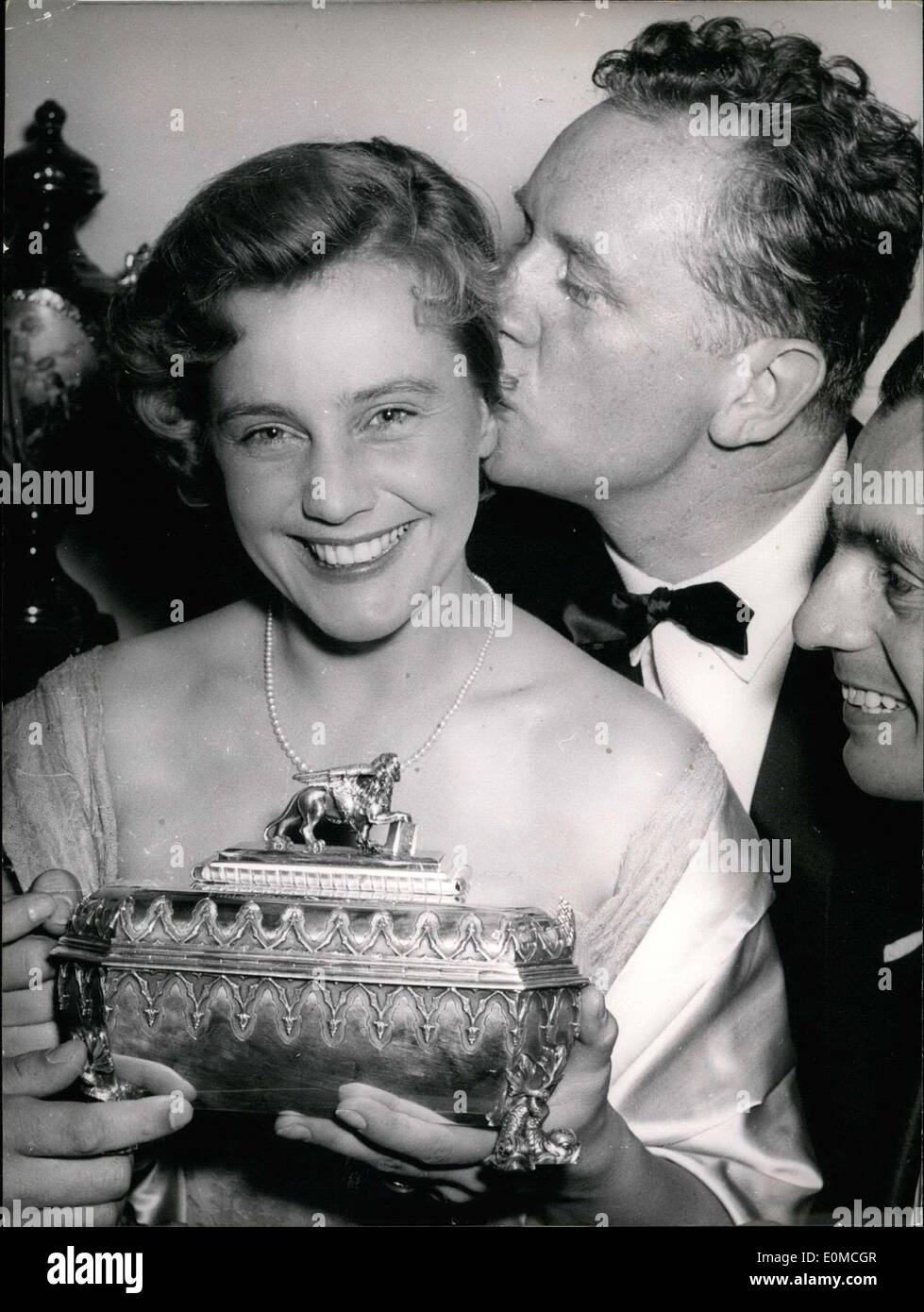 Giugno 26, 1954 - Nel corso di un grande festival al IV international film-festival di Berlino Venerdì il golden, il golden laurel premio, trofeo, e medaglia sono state dato via per la quinta volta. Il golden laurel i premi sono forniti da American film-produttore David O. Selznick al film europeo che è più efficace nel favorire la comprensione comune tra paesi. La Helmut K?utner film ''l'ultimo ponte" ha ricevuto il golden laurel premio Foto Stock