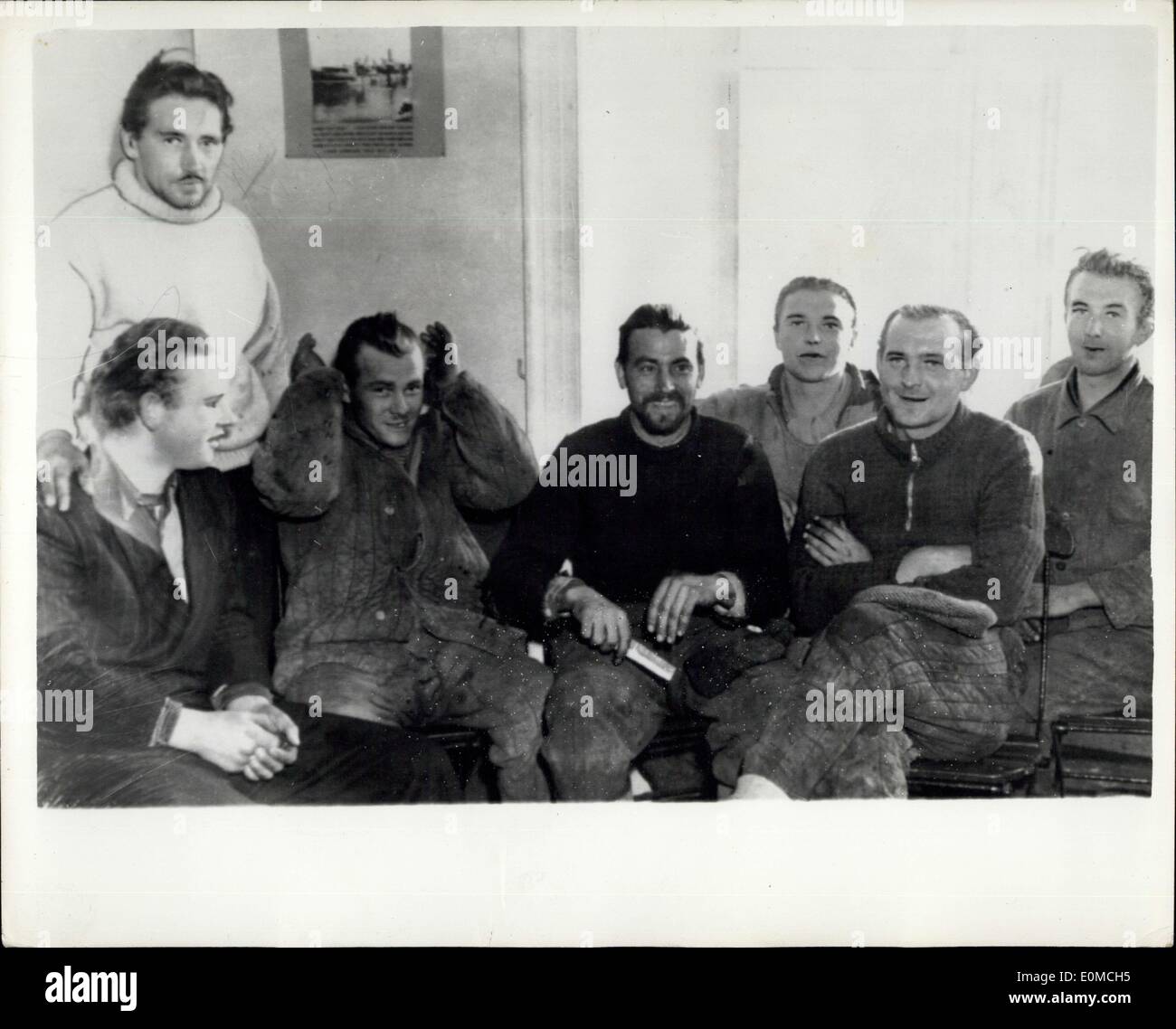 Sett. 23, 1954 - equipaggio polacco  - Sette uomini cogliere.il polacco trawler e vapore in inglese porta. Sette membri dell' equipaggio del Foto Stock